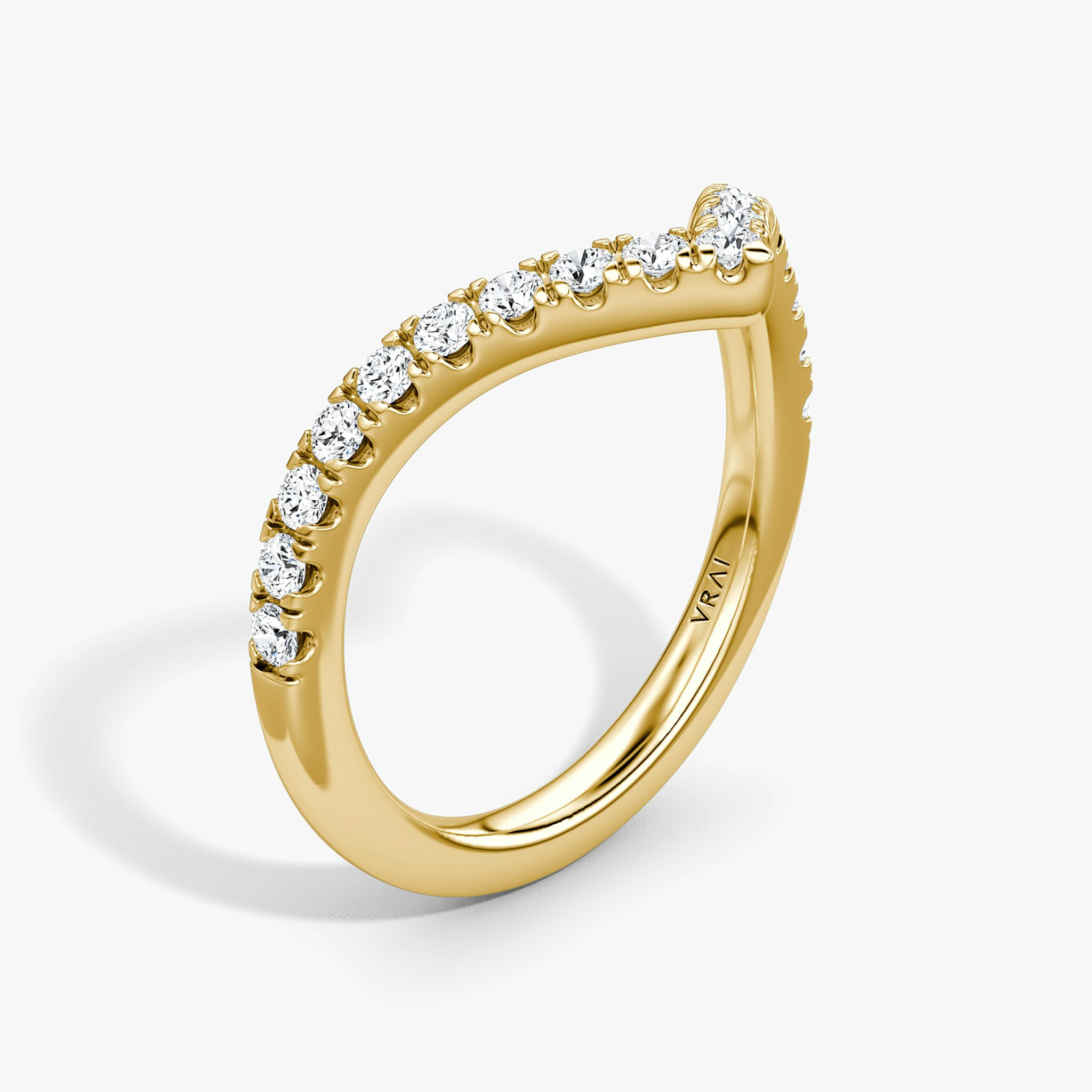 The Signature V Band | Round Brilliant | 18k | Yellow Gold | bandAccent: Pavé | bandVersion: original