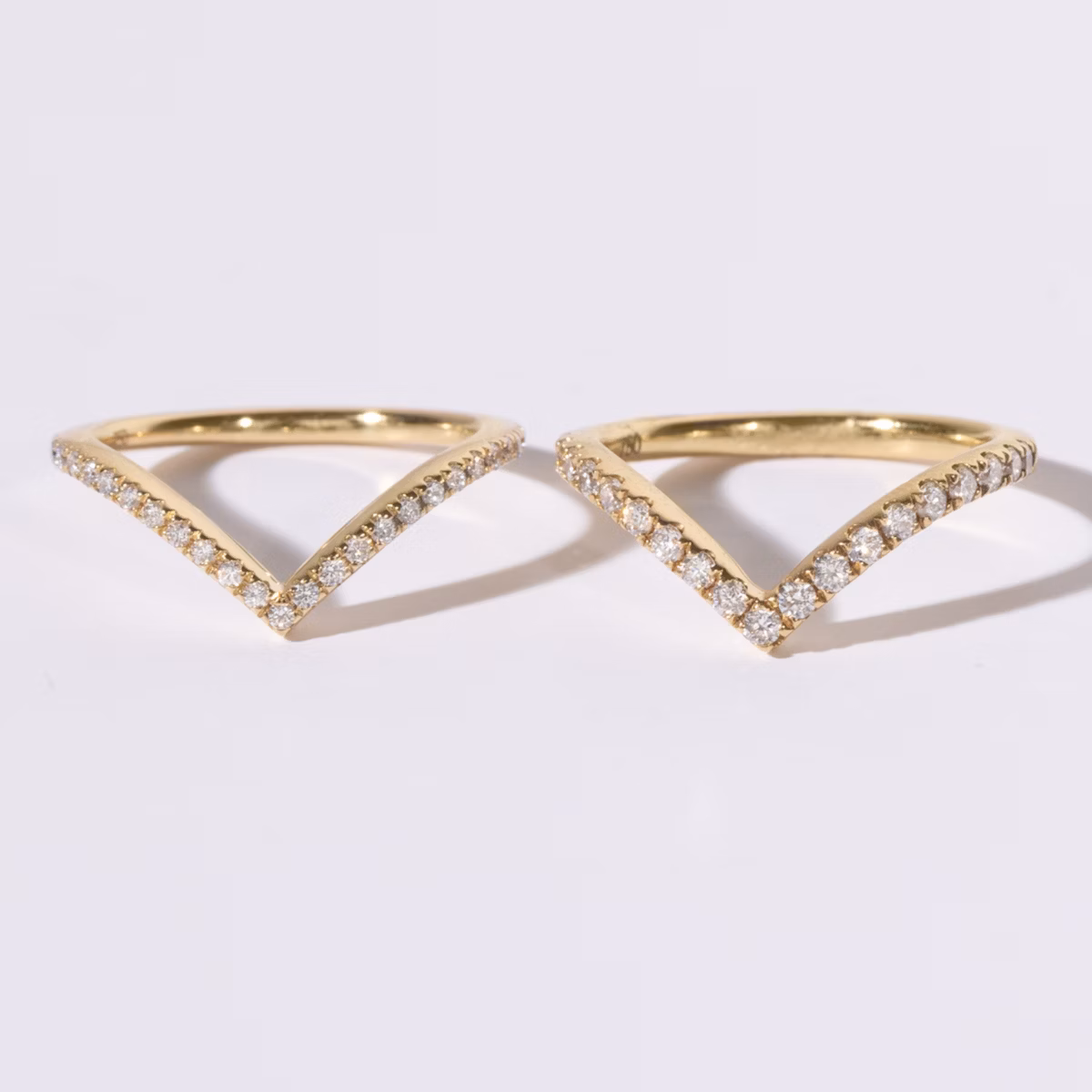 The Signature V Band | Round Brilliant | 18k | Yellow Gold | bandAccent: Pavé | bandVersion: original