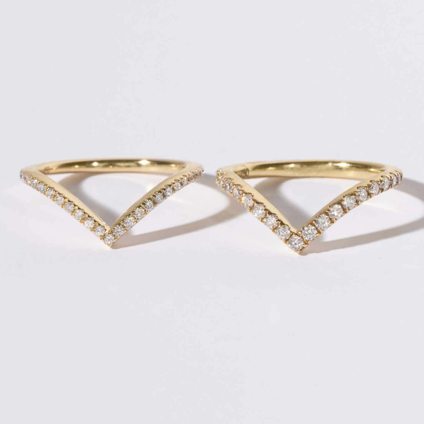 The Signature V Band | Round Brilliant | 18k | Yellow Gold | bandAccent: Pavé | bandVersion: original