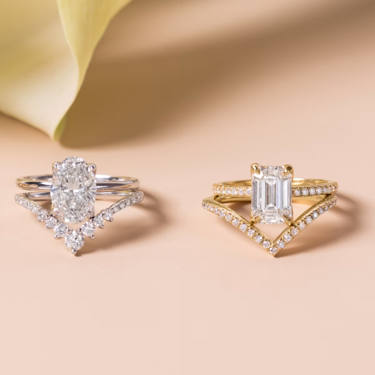 The Signature V Band | 18k | Yellow Gold | bandAccent: Pavé | bandVersion: petite