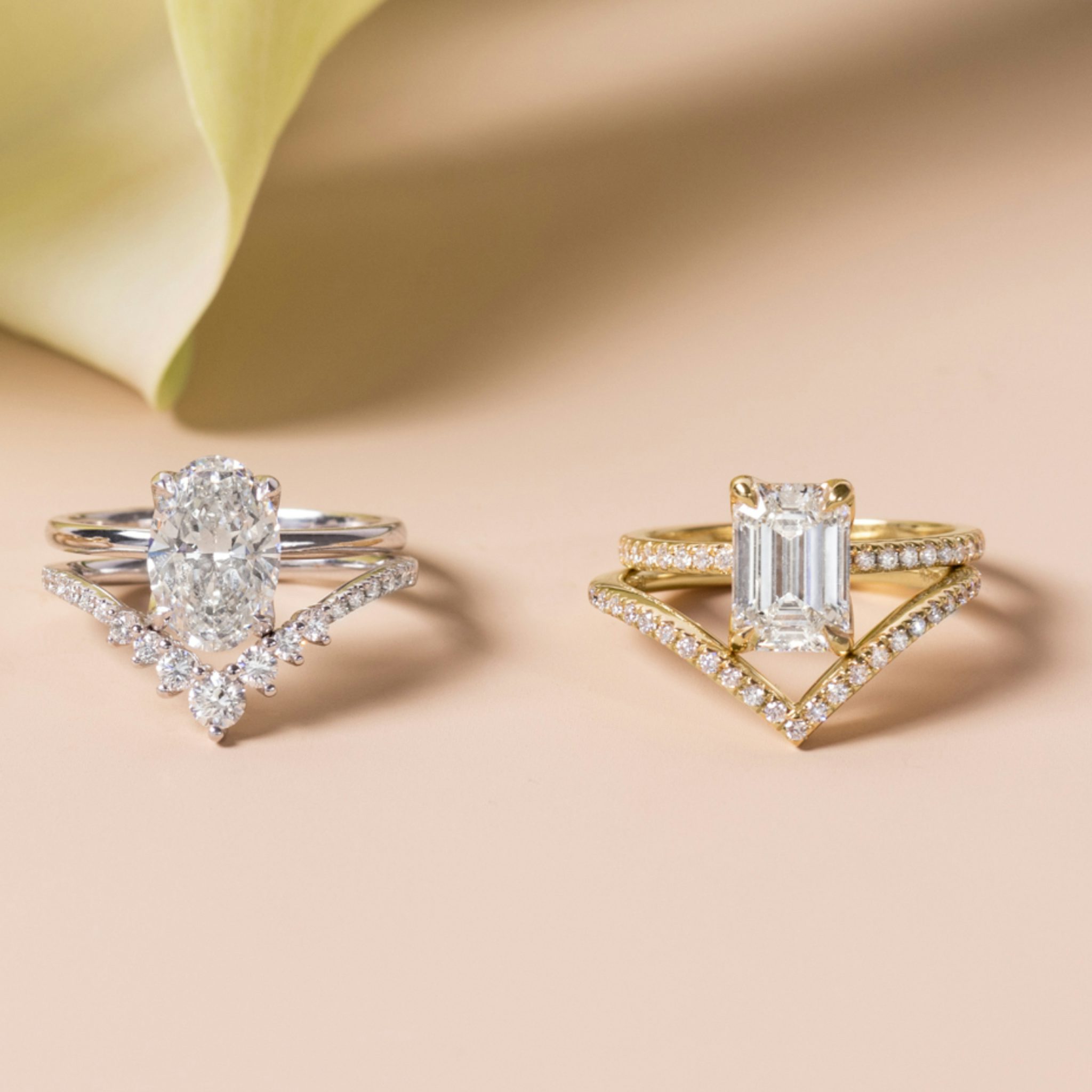 The Signature V Band | 18k | White Gold | bandAccent: Pavé | bandVersion: petite