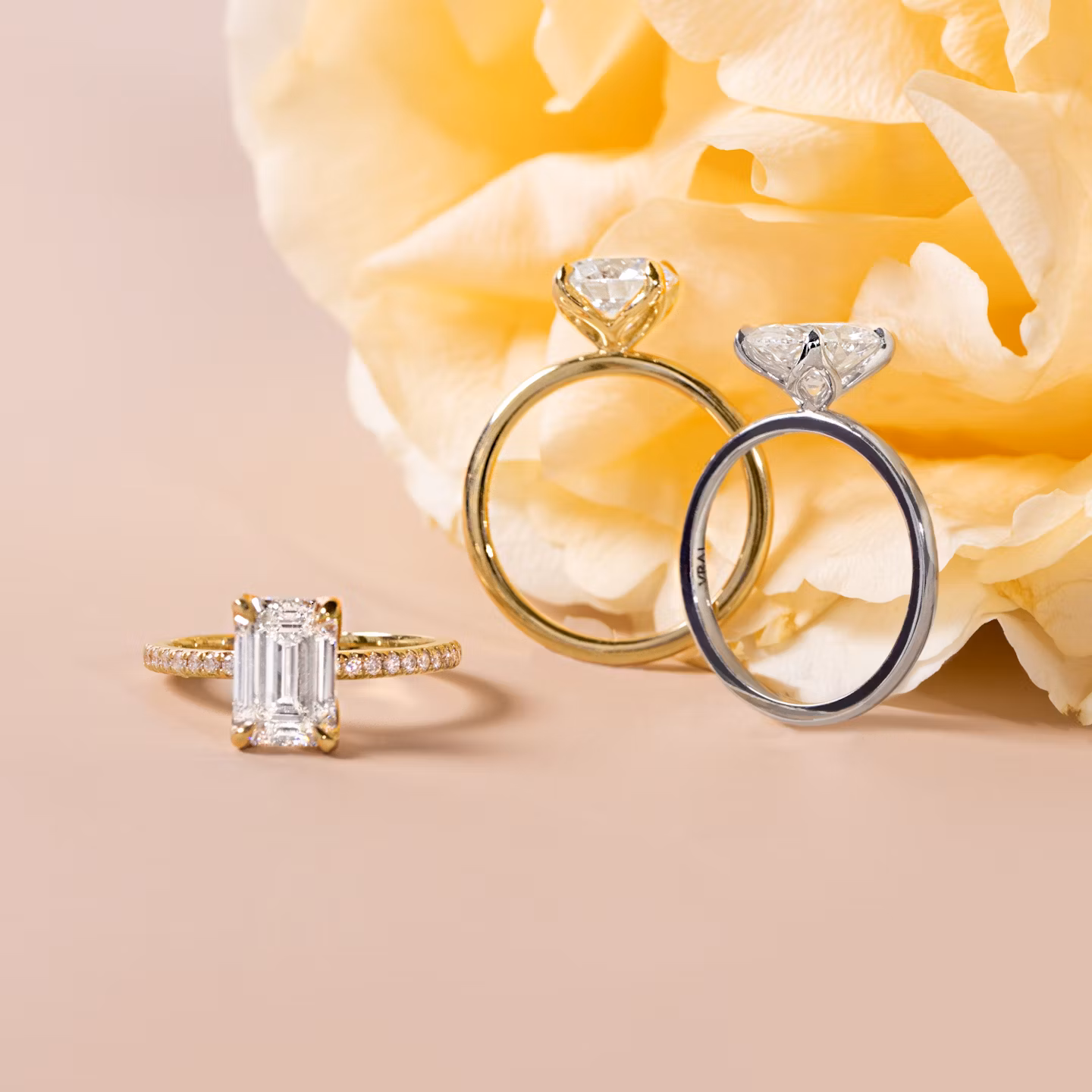 Classic Petal | Rund | 18k | Gelbgold | bandAccent: Mit Pavé-Besatz | caratWeight: 2.0ct | diamondOrientation: vertical