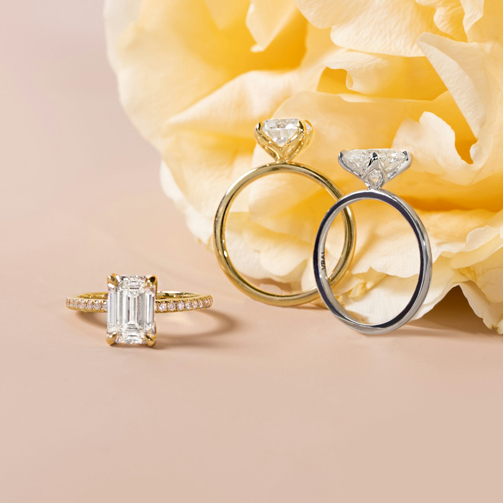 The Classic Petal | Oval | 18k | White Gold | bandAccent: Pavé | diamondOrientation: vertical | caratWeight: other