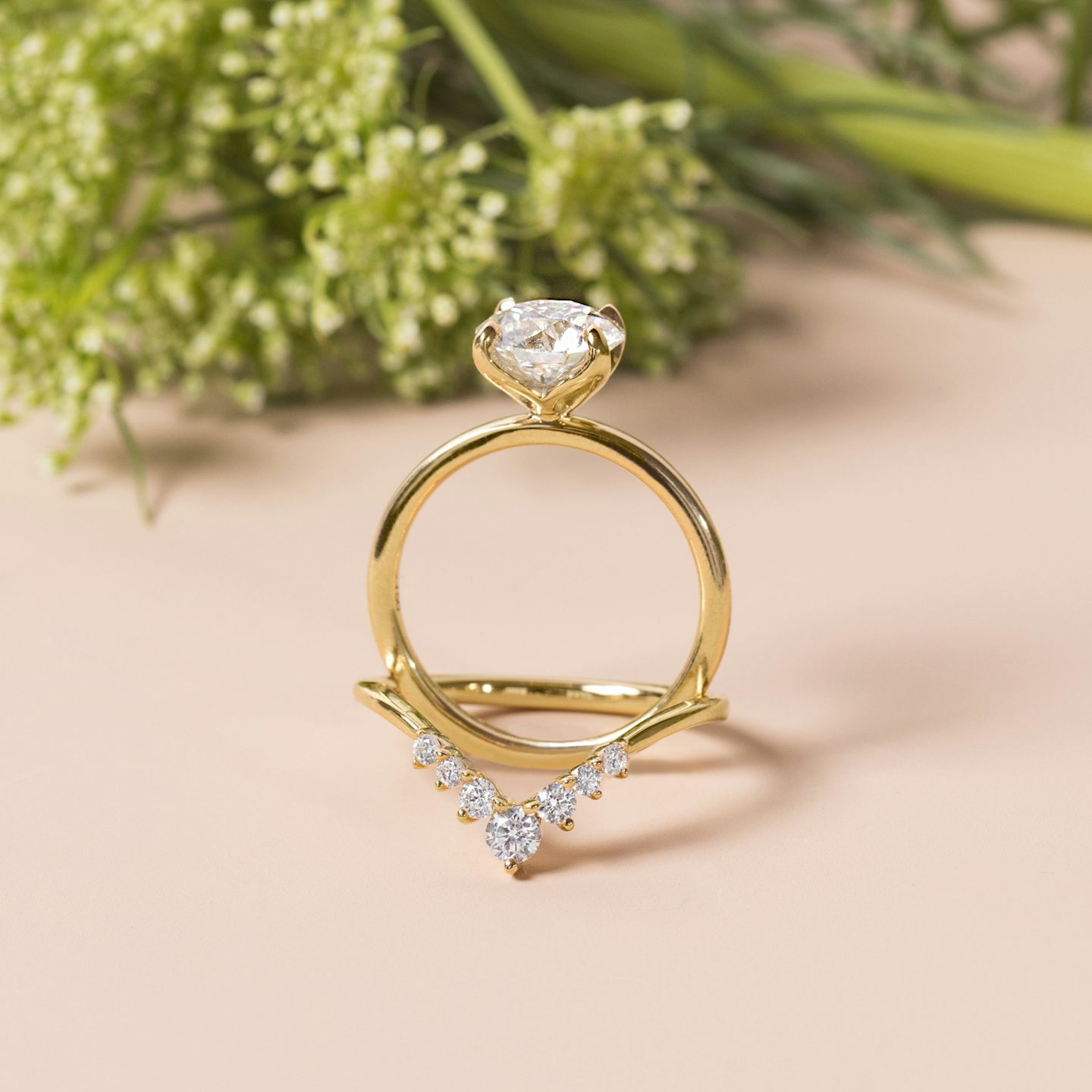 Classic Petal | Rund | 18k | Gelbgold | bandAccent: Mit Pavé-Besatz | caratWeight: 2.0ct | diamondOrientation: vertical