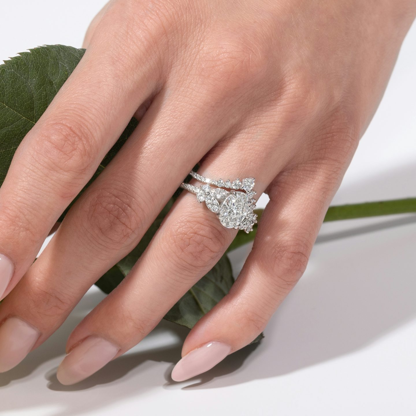 The Signature Floral  | Oval | Platinum | bandAccent: Pavé | diamondOrientation: vertical | caratWeight: other