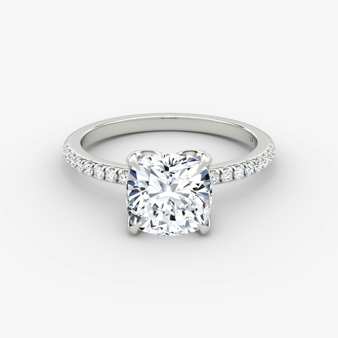 Classic Petal | Cushion | 18k | Weißgold | bandAccent: Mit Pavé-Besatz | diamondOrientation: vertical | caratWeight: other