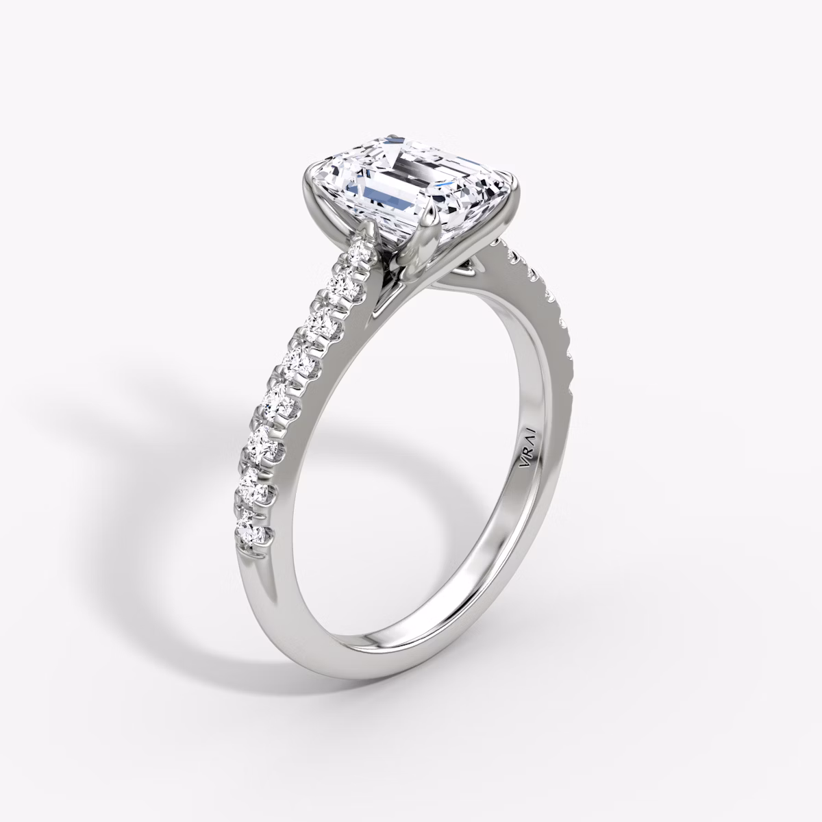 Trellis Cathedral | Emerald | 18k | Weißgold | bandAccent: Mit Pavé-Besatz | diamondOrientation: vertical | caratWeight: other