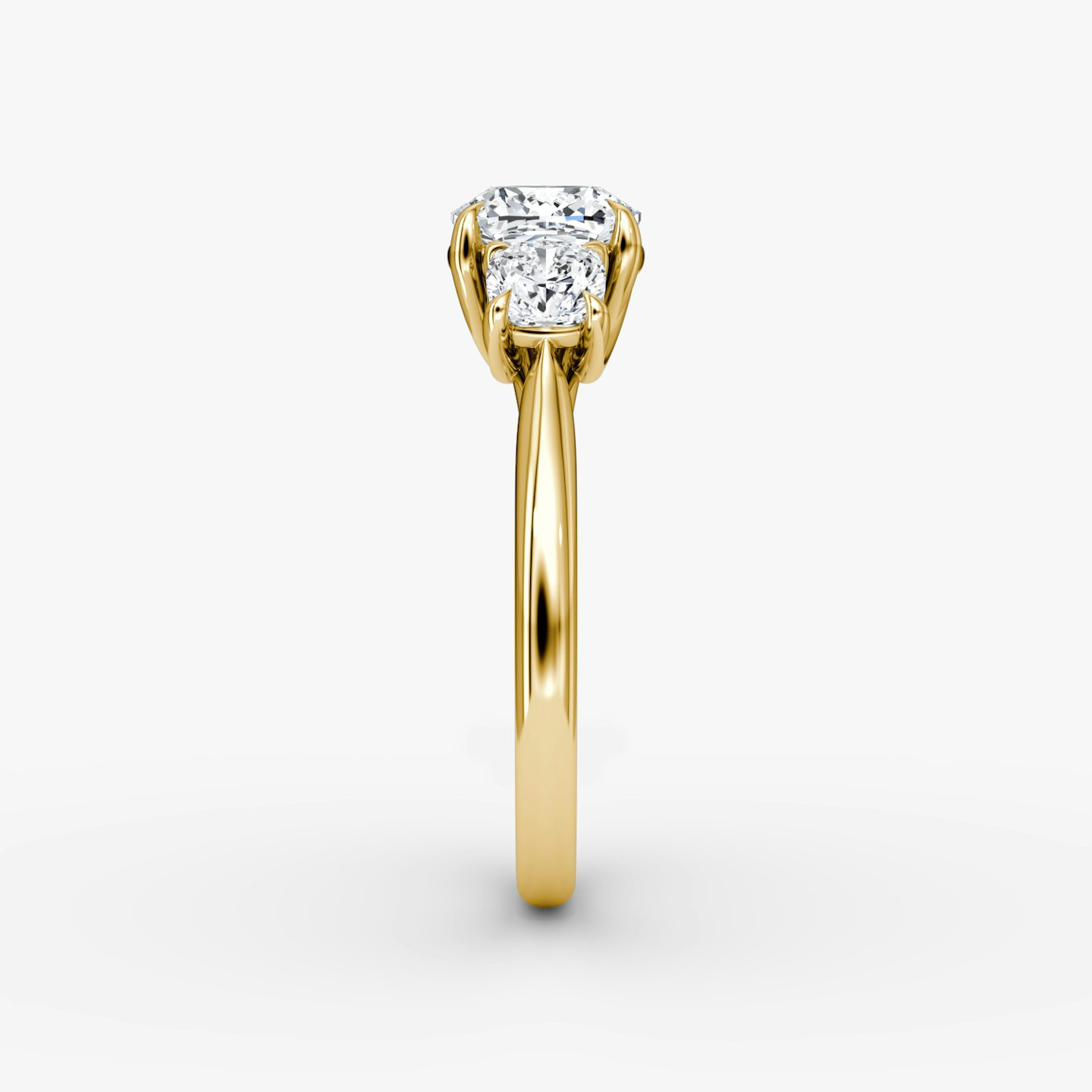 Anillo de compromiso Trellis Three Stone | Cojín | 18k | Oro amarillo | bandAccent: Simple | diamondOrientation: vertical | caratWeight: other