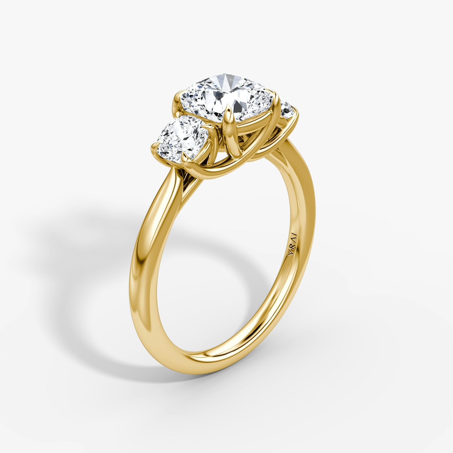 Anillo de compromiso Trellis Three Stone | Cojín | 18k | Oro amarillo | bandAccent: Simple | diamondOrientation: vertical | caratWeight: other