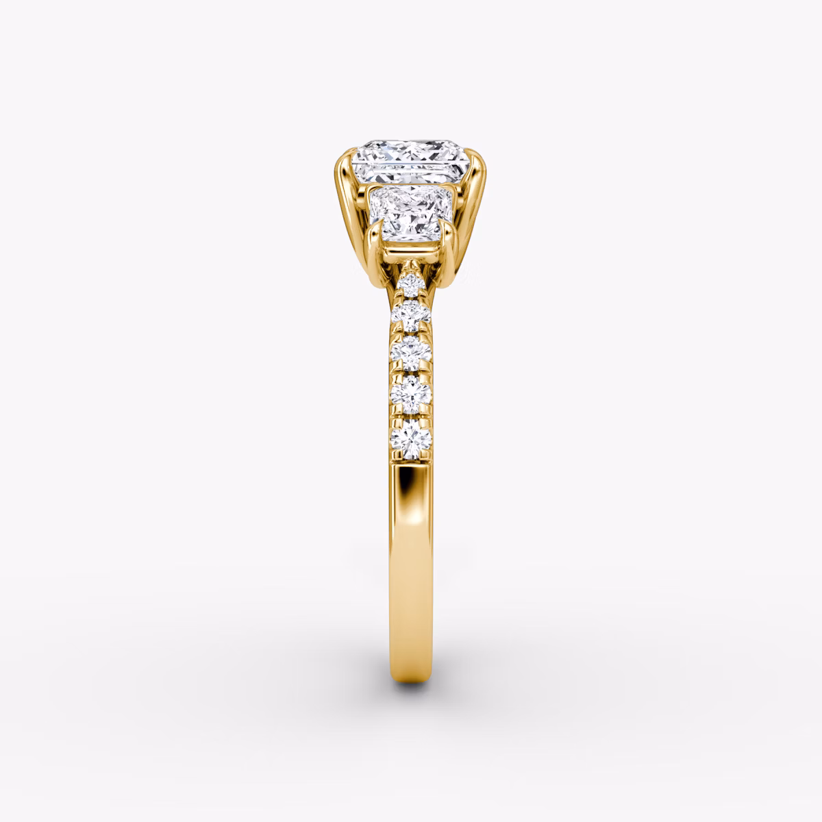 Anillo de compromiso Trellis Three Stone | Princesa | 18k | Oro amarillo | bandAccent: Pavé | diamondOrientation: vertical | caratWeight: other