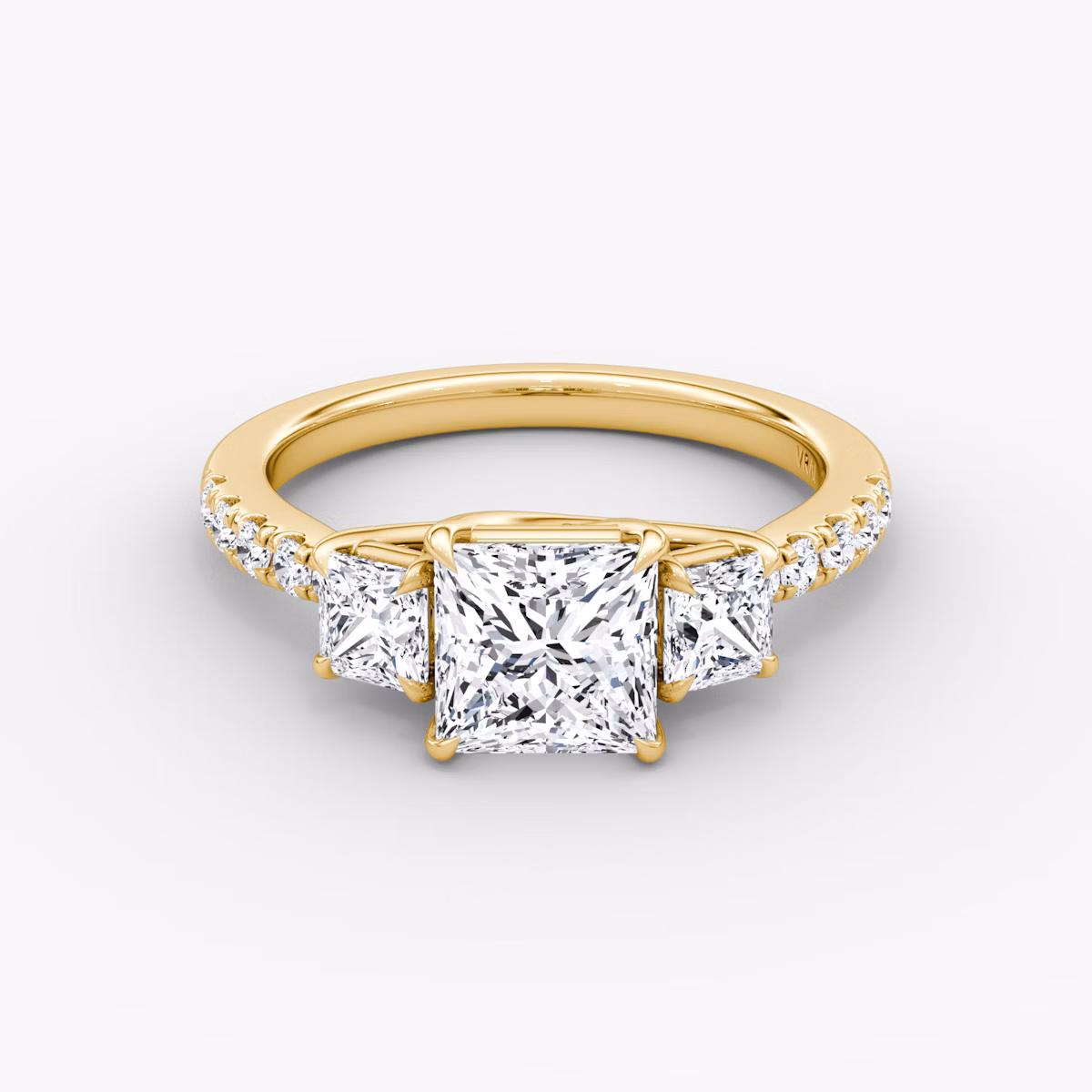 Anillo de compromiso Trellis Three Stone | Princesa | 18k | Oro amarillo | bandAccent: Pavé | diamondOrientation: vertical | caratWeight: other