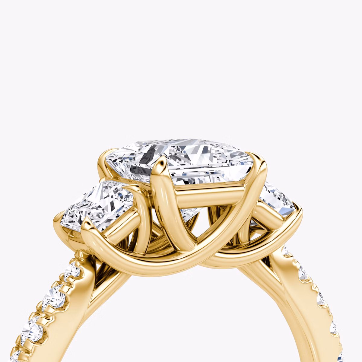 Anillo de compromiso Trellis Three Stone | Princesa | 18k | Oro amarillo | bandAccent: Pavé | diamondOrientation: vertical | caratWeight: other