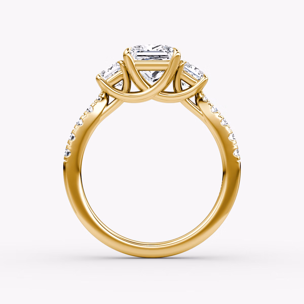 Anillo de compromiso Trellis Three Stone | Princesa | 18k | Oro amarillo | bandAccent: Pavé | diamondOrientation: vertical | caratWeight: other