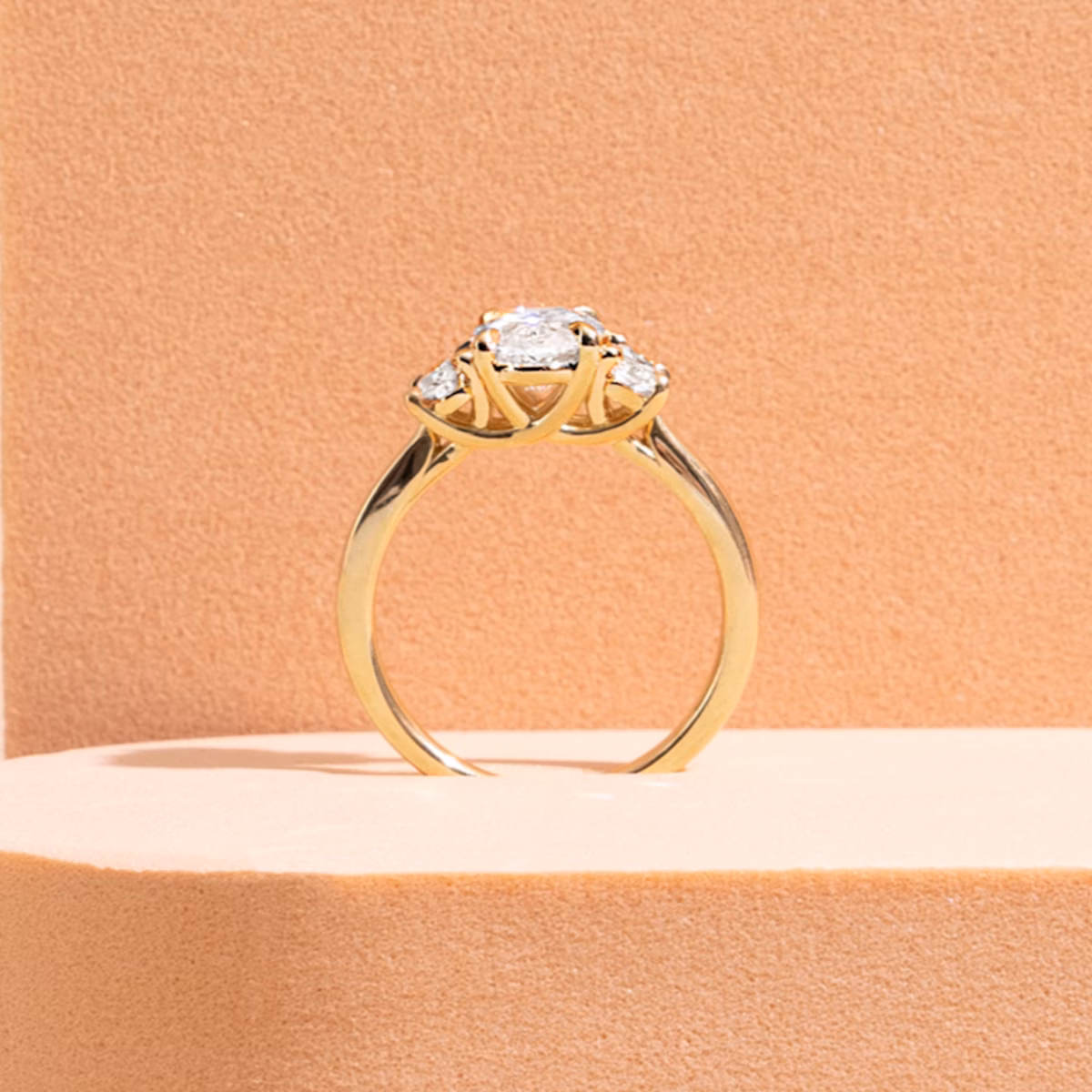 Anillo de compromiso Trellis Three Stone | Brillante | 14k | Oro rosa | bandAccent: Pavé | caratWeight: other | diamondOrientation: vertical