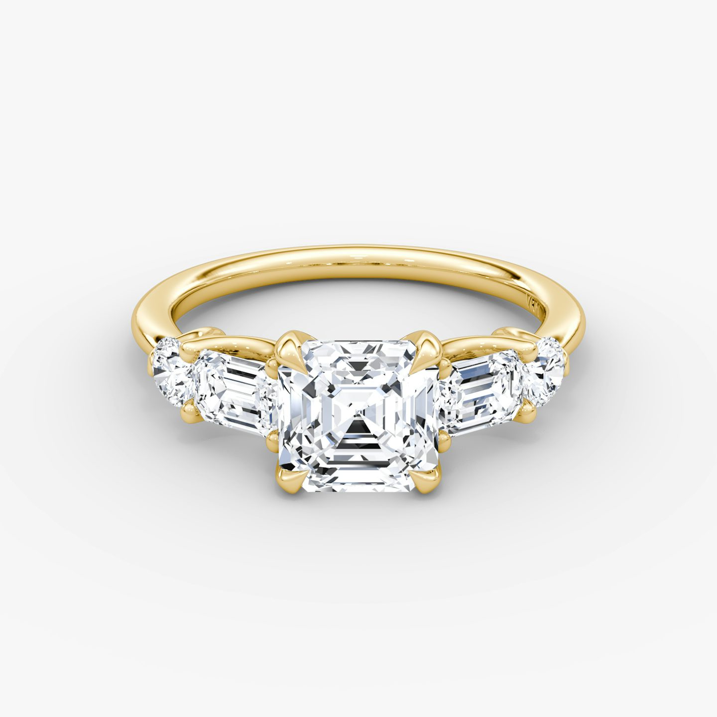 Anillo de compromiso Mixed Shape | Asscher | 18k | Oro amarillo | bandAccent: Simple | sideStoneOrientation: horizontal | sideStoneShape: Esmeralda y Brillante | diamondOrientation: vertical | caratWeight: other