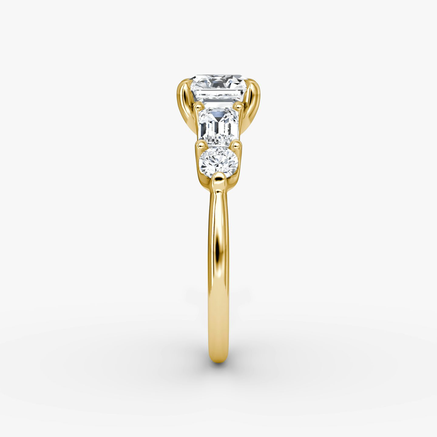 Anillo de compromiso Mixed Shape | Asscher | 18k | Oro amarillo | bandAccent: Simple | sideStoneOrientation: horizontal | sideStoneShape: Esmeralda y Brillante | diamondOrientation: vertical | caratWeight: other