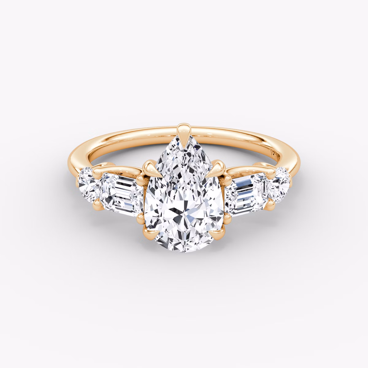Anillo de compromiso Mixed Shape | Pera | 14k | Oro rosa | bandAccent: Simple | sideStoneOrientation: horizontal | sideStoneShape: Esmeralda y Brillante | diamondOrientation: vertical | caratWeight: other