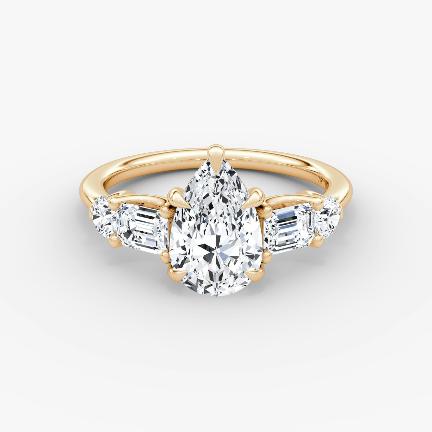 Anillo de compromiso Mixed Shape | Pera | 14k | Oro rosa | bandAccent: Simple | sideStoneOrientation: horizontal | sideStoneShape: Esmeralda y Brillante | diamondOrientation: vertical | caratWeight: other
