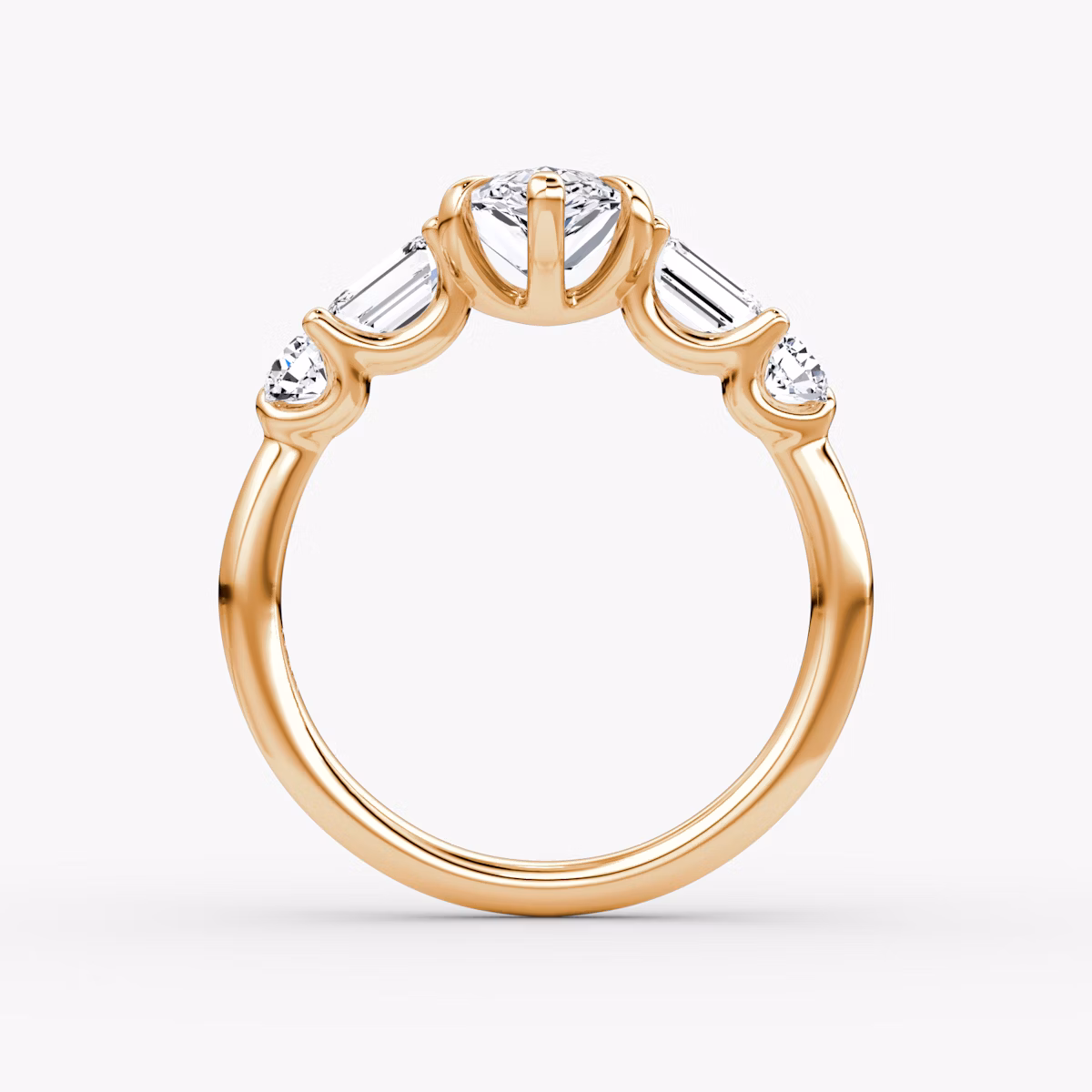 Anillo de compromiso Mixed Shape | Pera | 14k | Oro rosa | bandAccent: Simple | sideStoneOrientation: horizontal | sideStoneShape: Esmeralda y Brillante | diamondOrientation: vertical | caratWeight: other