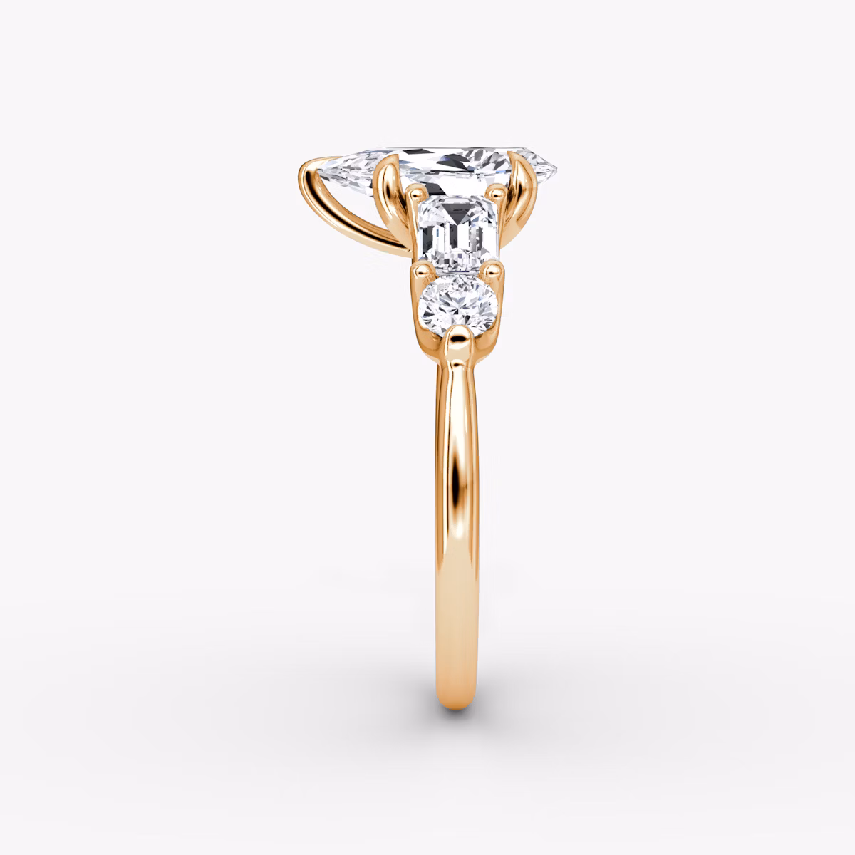 Anillo de compromiso Mixed Shape | Pera | 14k | Oro rosa | bandAccent: Simple | sideStoneOrientation: horizontal | sideStoneShape: Esmeralda y Brillante | diamondOrientation: vertical | caratWeight: other