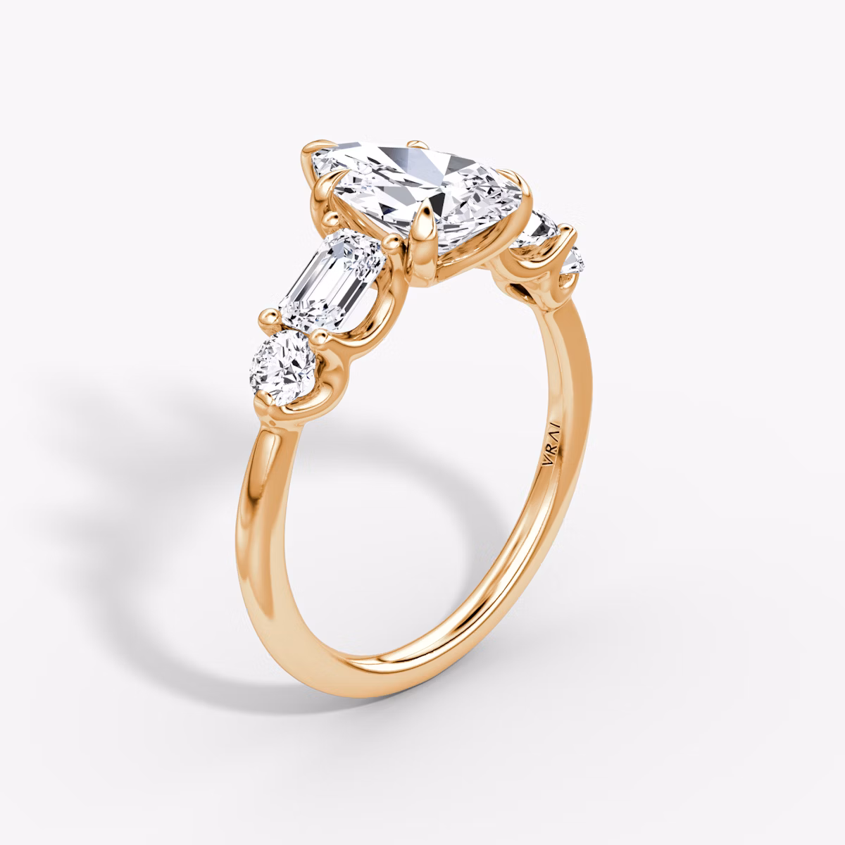 Anillo de compromiso Mixed Shape | Pera | 14k | Oro rosa | bandAccent: Simple | sideStoneOrientation: horizontal | sideStoneShape: Esmeralda y Brillante | diamondOrientation: vertical | caratWeight: other