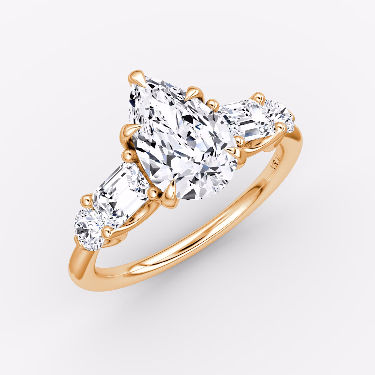 Anillo de compromiso Mixed Shape | Pera | 14k | Oro rosa | bandAccent: Simple | sideStoneOrientation: horizontal | sideStoneShape: Esmeralda y Brillante | diamondOrientation: vertical | caratWeight: other