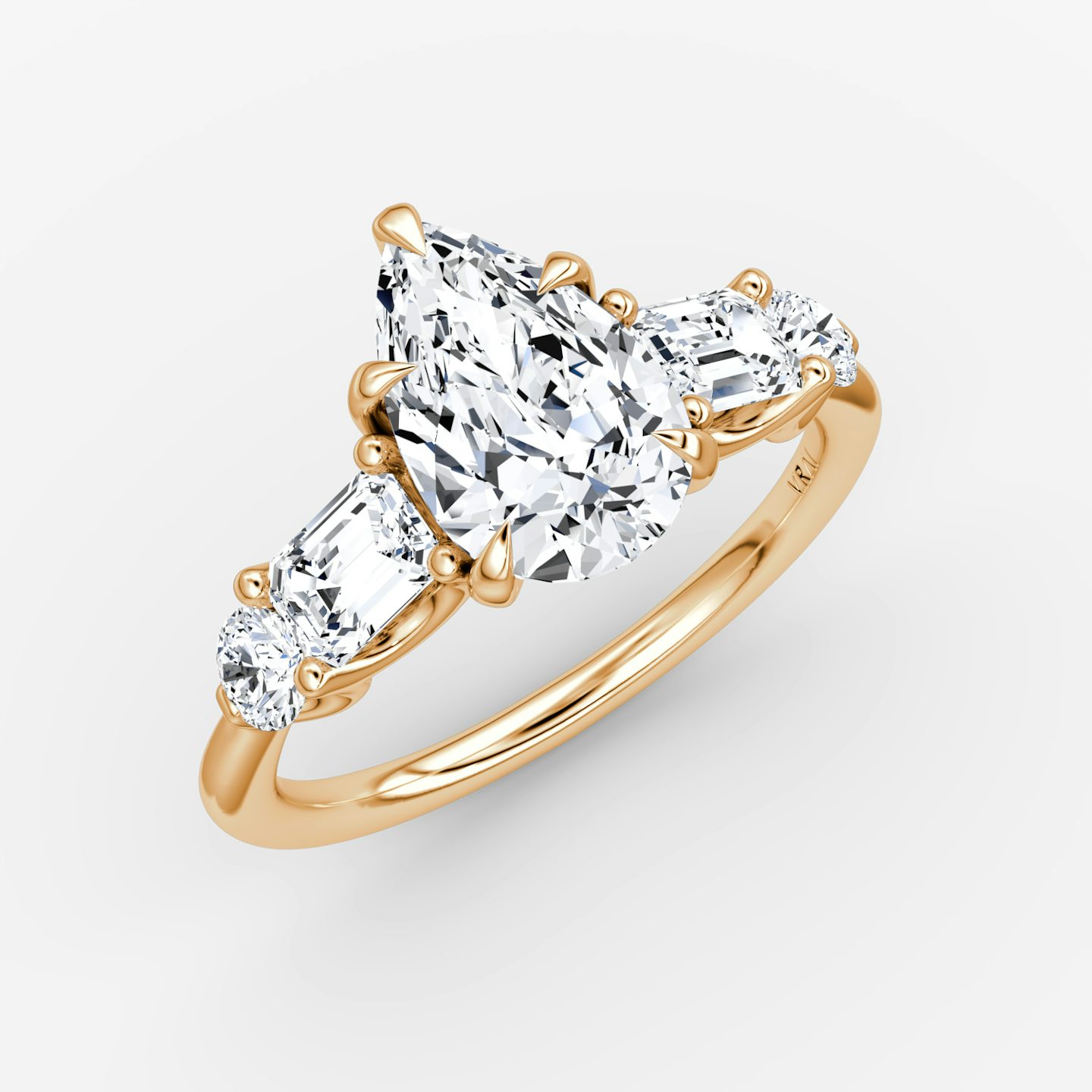 Anillo de compromiso Mixed Shape | Pera | 14k | Oro rosa | bandAccent: Simple | sideStoneOrientation: horizontal | sideStoneShape: Esmeralda y Brillante | diamondOrientation: vertical | caratWeight: other