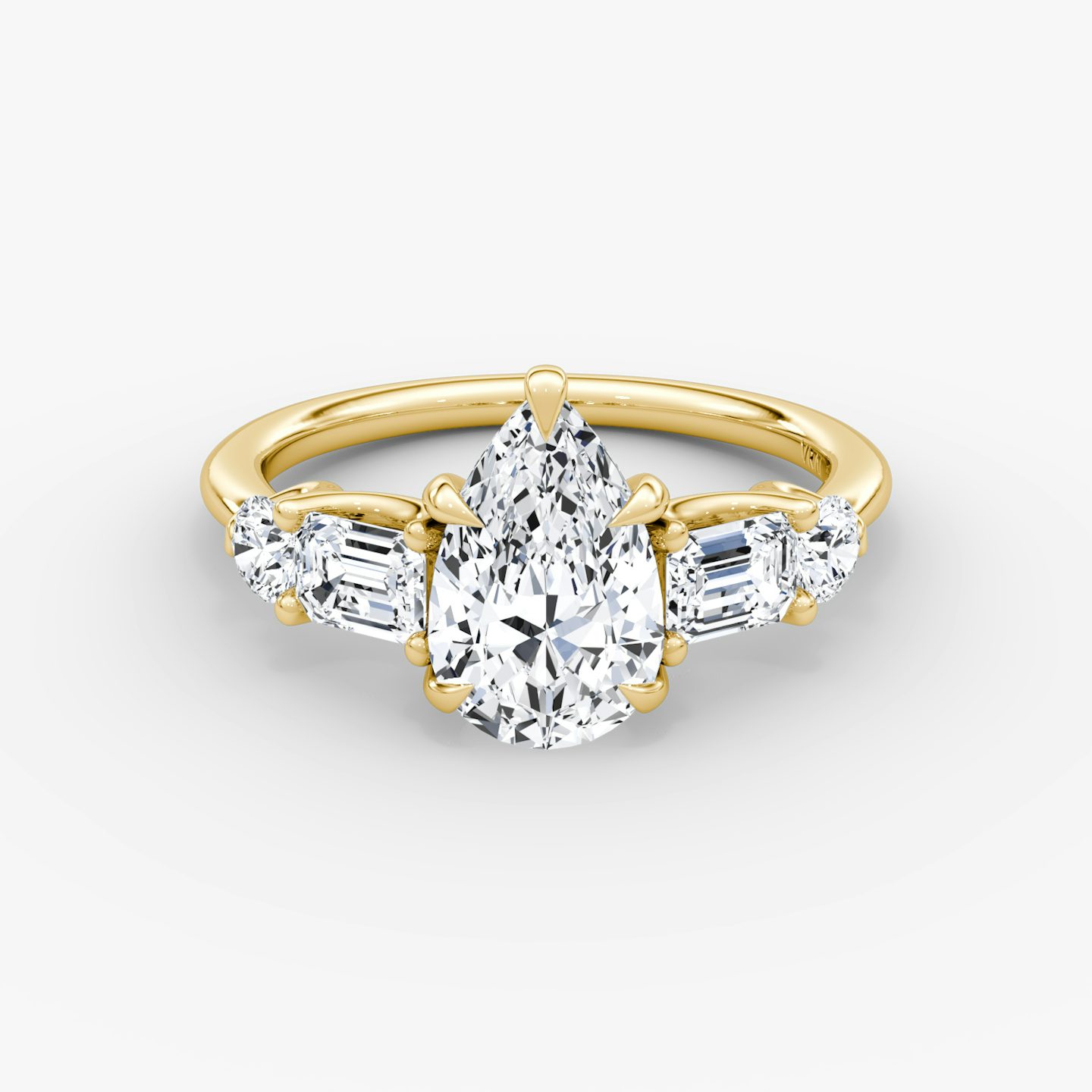 Anillo de compromiso Mixed Shape | Pera | 18k | Oro amarillo | bandAccent: Simple | sideStoneOrientation: horizontal | sideStoneShape: Esmeralda y Brillante | diamondOrientation: vertical | caratWeight: other