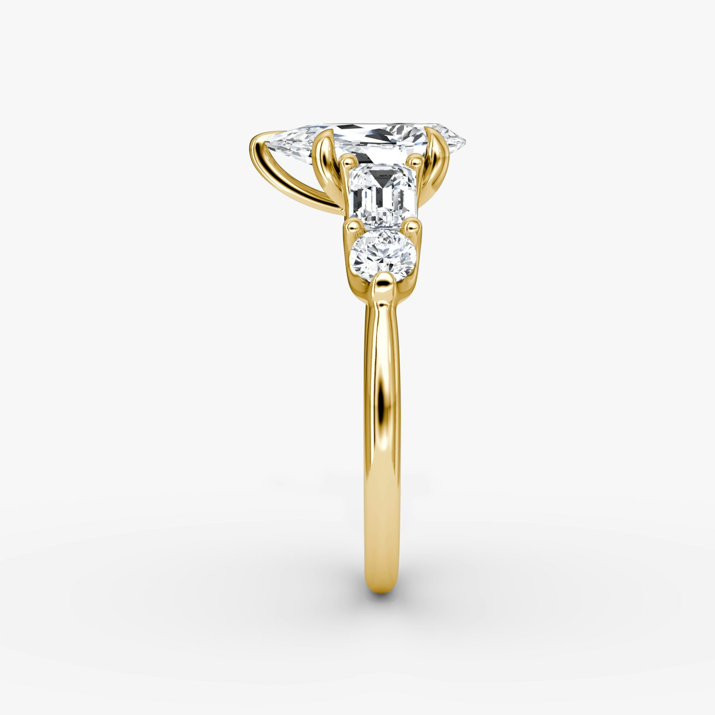 Anillo de compromiso Mixed Shape | Pera | 18k | Oro amarillo | bandAccent: Simple | sideStoneOrientation: horizontal | sideStoneShape: Esmeralda y Brillante | diamondOrientation: vertical | caratWeight: other