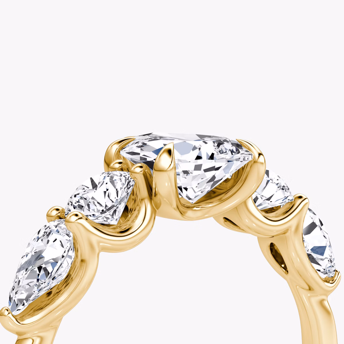 Anillo de compromiso Mixed Shape | Pera | 18k | Oro amarillo | bandAccent: Simple | sideStoneOrientation: horizontal | sideStoneShape: Brillante y Pera | diamondOrientation: vertical | caratWeight: other