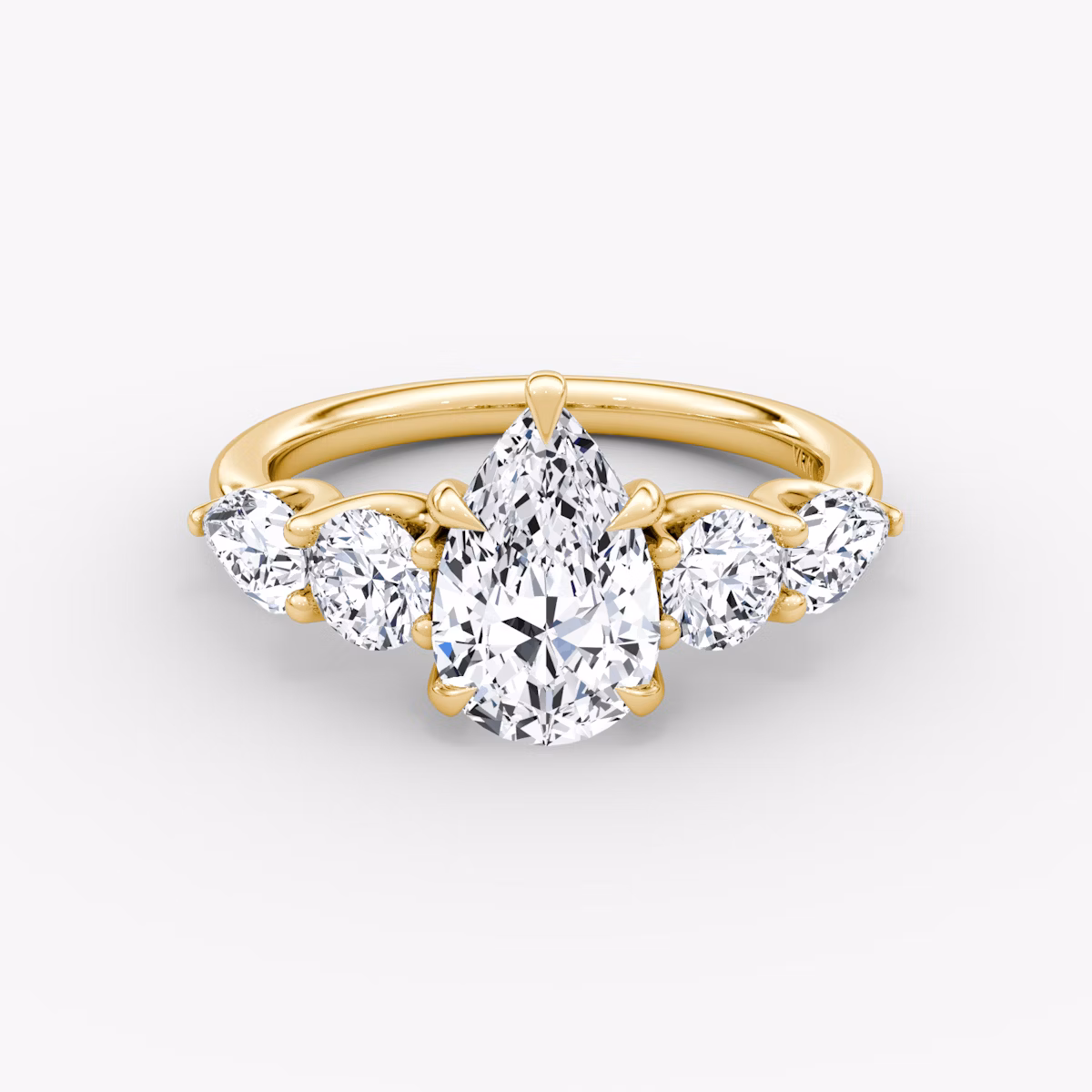 Anillo de compromiso Mixed Shape | Pera | 18k | Oro amarillo | bandAccent: Simple | sideStoneOrientation: horizontal | sideStoneShape: Brillante y Pera | diamondOrientation: vertical | caratWeight: other