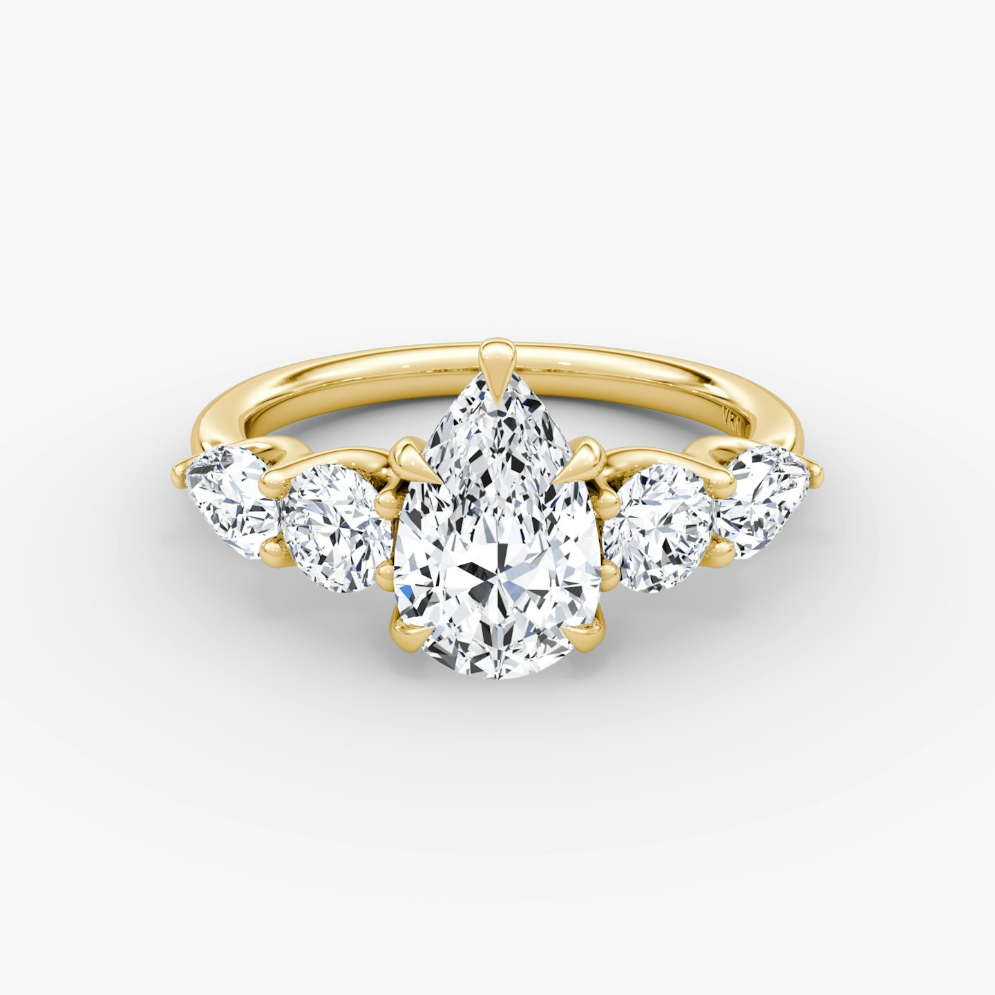 Anillo de compromiso Mixed Shape | Pera | 18k | Oro amarillo | bandAccent: Simple | sideStoneOrientation: horizontal | sideStoneShape: Brillante y Pera | diamondOrientation: vertical | caratWeight: other