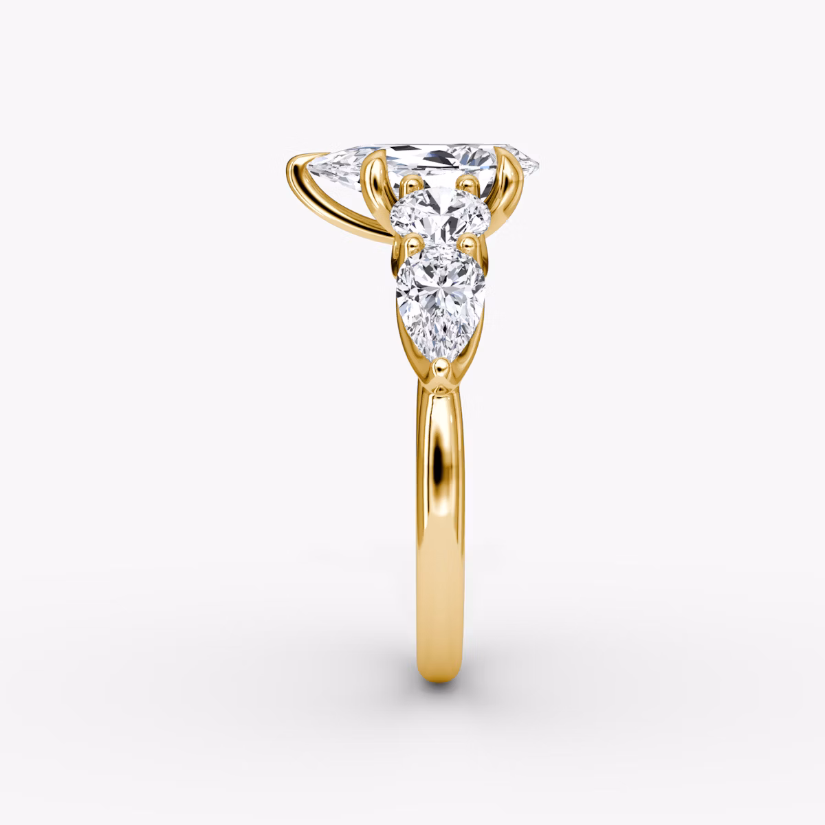 Anillo de compromiso Mixed Shape | Pera | 18k | Oro amarillo | bandAccent: Simple | sideStoneOrientation: horizontal | sideStoneShape: Brillante y Pera | diamondOrientation: vertical | caratWeight: other