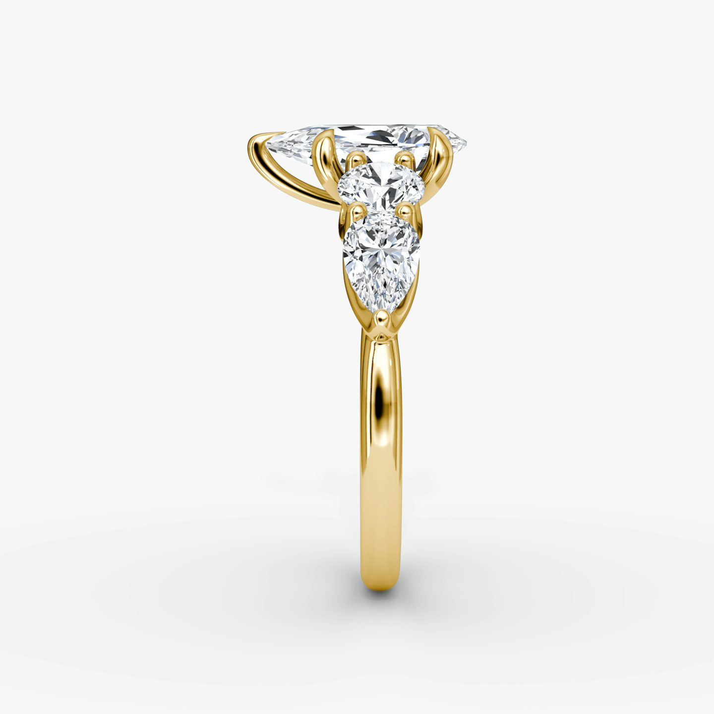 Anillo de compromiso Mixed Shape | Pera | 18k | Oro amarillo | bandAccent: Simple | sideStoneOrientation: horizontal | sideStoneShape: Brillante y Pera | diamondOrientation: vertical | caratWeight: other