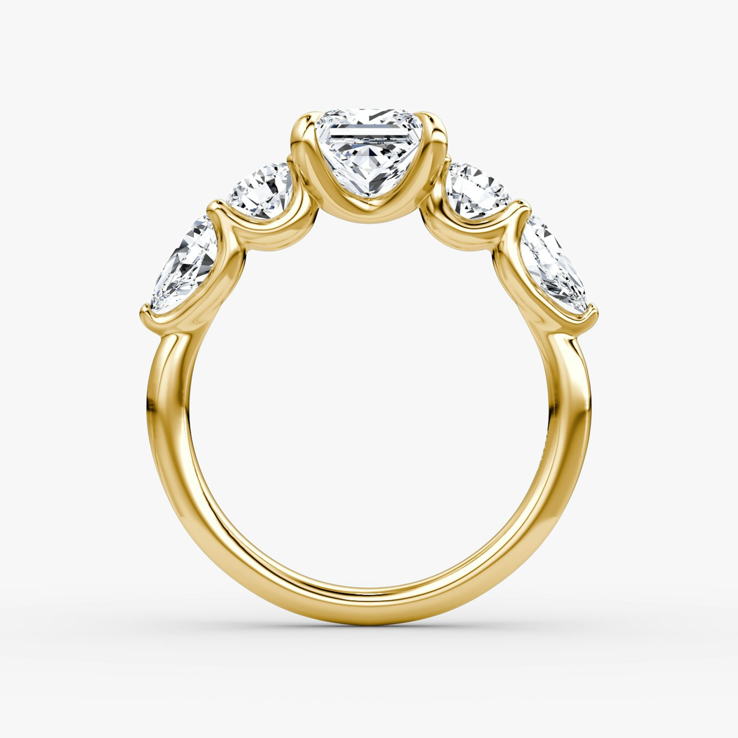 Mixed Shape | Princess | 18k | Gelbgold | bandAccent: Ohne Pavé-Besatz | sideStoneOrientation: horizontal | sideStoneShape: Rund und Tropfen | diamondOrientation: vertical | caratWeight: other