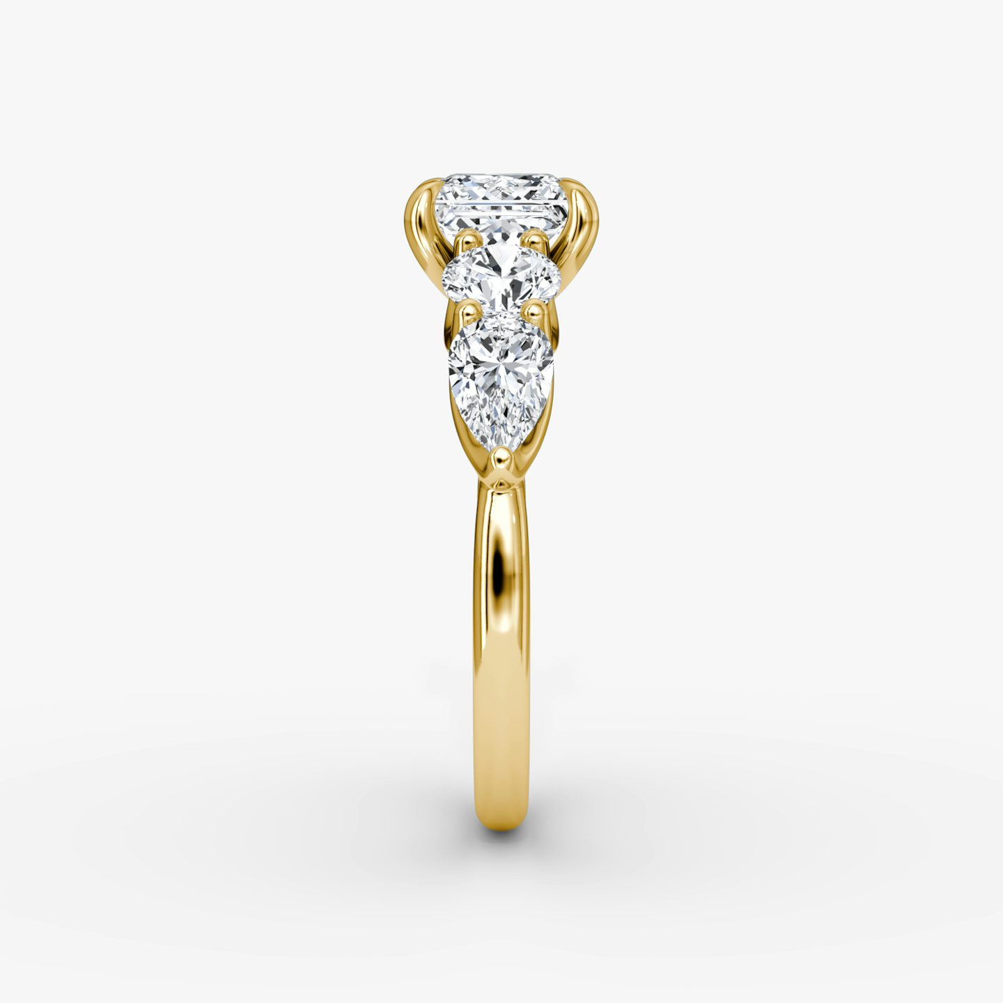 Mixed Shape | Princess | 18k | Gelbgold | bandAccent: Ohne Pavé-Besatz | sideStoneOrientation: horizontal | sideStoneShape: Rund und Tropfen | diamondOrientation: vertical | caratWeight: other