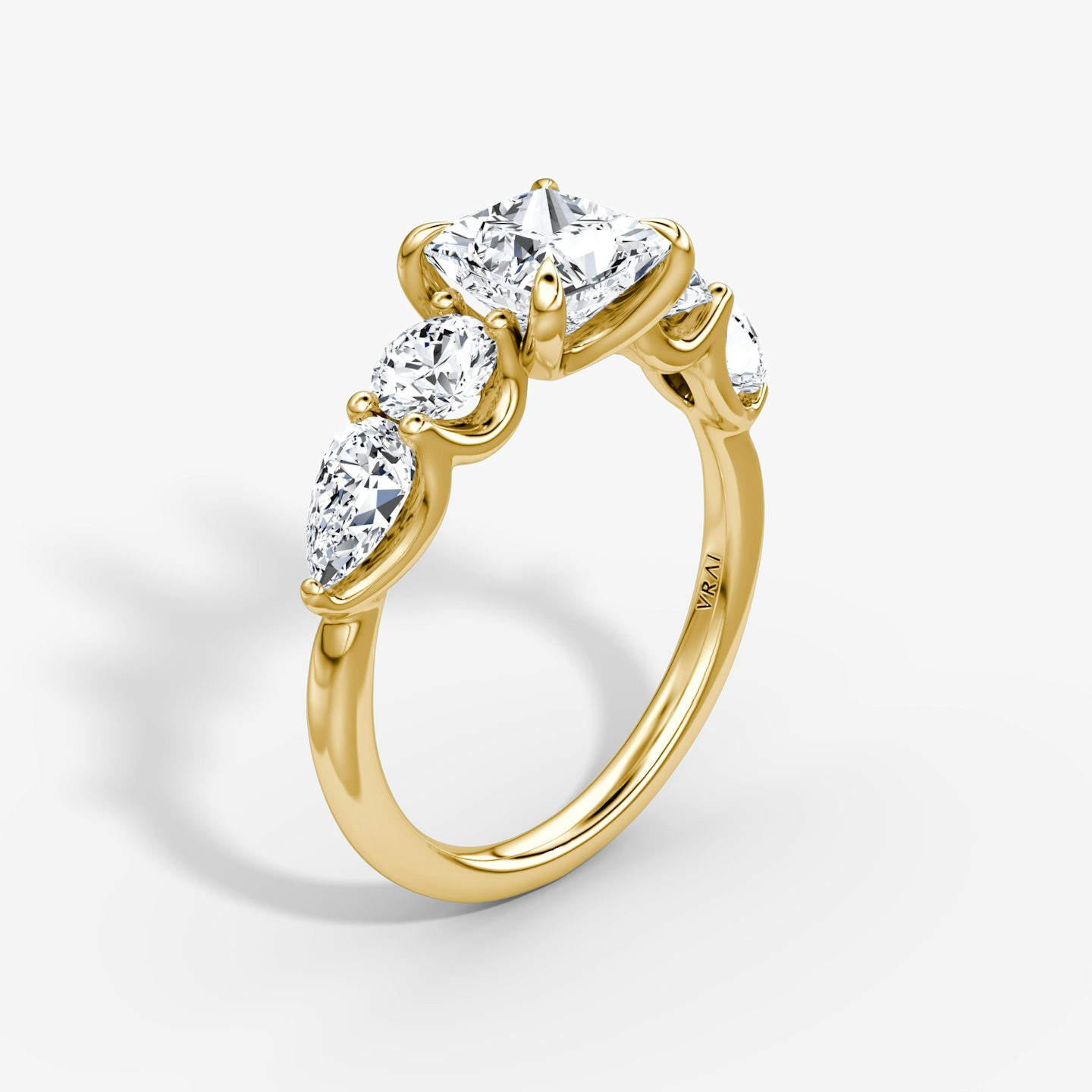 Mixed Shape | Princess | 18k | Gelbgold | bandAccent: Ohne Pavé-Besatz | sideStoneOrientation: horizontal | sideStoneShape: Rund und Tropfen | diamondOrientation: vertical | caratWeight: other
