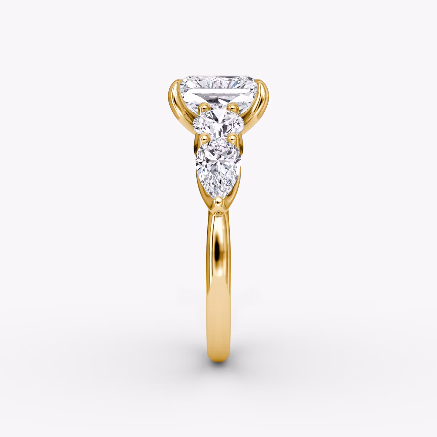 Bague de fiançailles Mixed Shape | Radiant | 18k | Or jaune | bandAccent: Simple | sideStoneOrientation: horizontal | sideStoneShape: Rond brillant et Poire | diamondOrientation: vertical | caratWeight: other