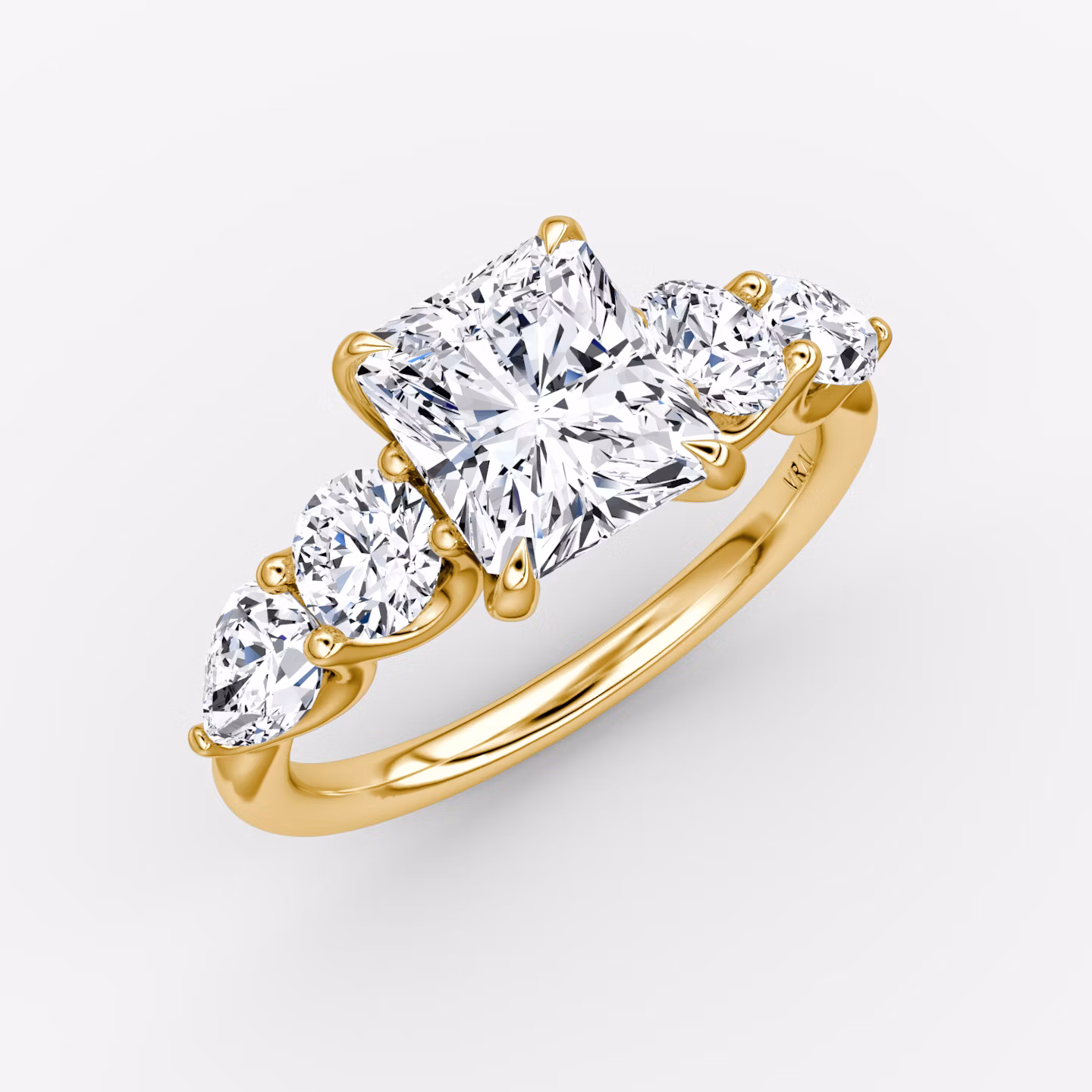 Bague de fiançailles Mixed Shape | Radiant | 18k | Or jaune | bandAccent: Simple | sideStoneOrientation: horizontal | sideStoneShape: Rond brillant et Poire | diamondOrientation: vertical | caratWeight: other