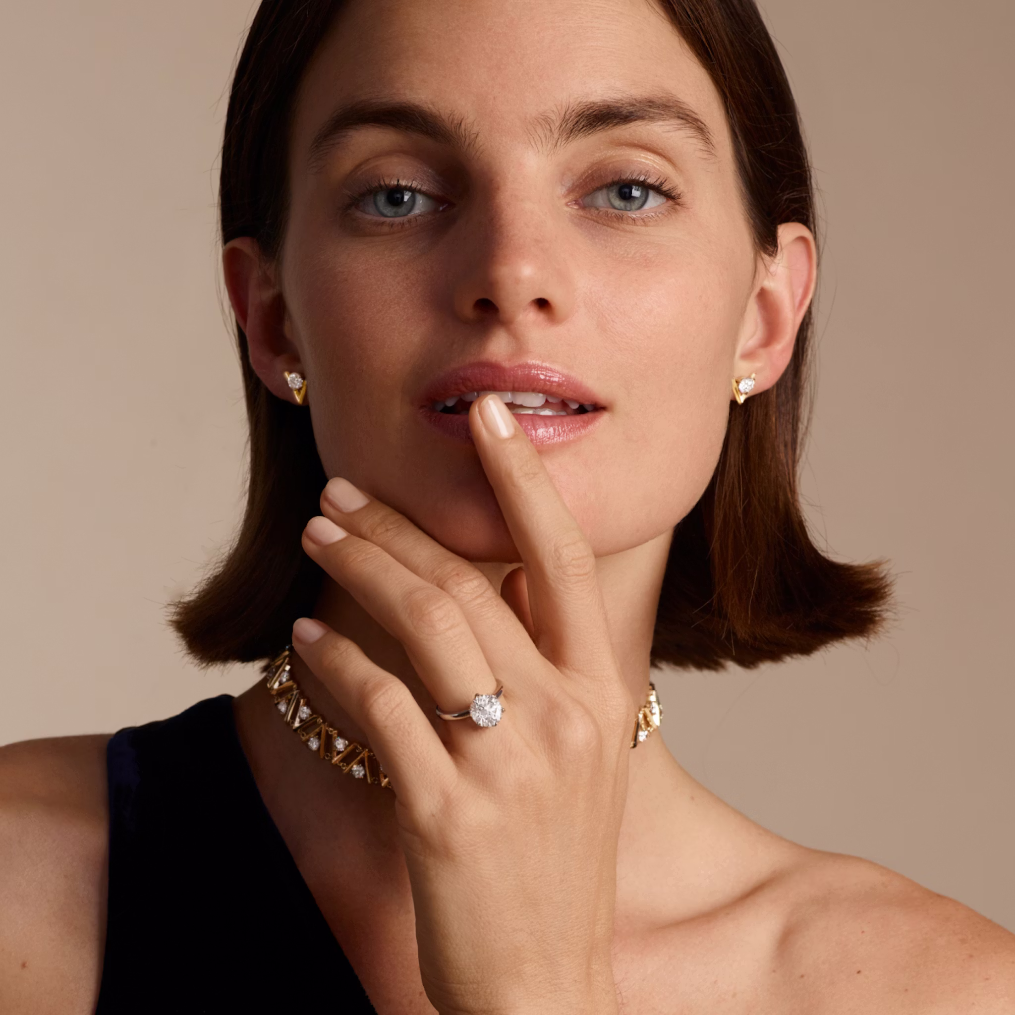 The V | Round Brilliant | 18k | Yellow Gold | bandAccent: Pavé | caratWeight: 1.0ct | diamondOrientation: vertical