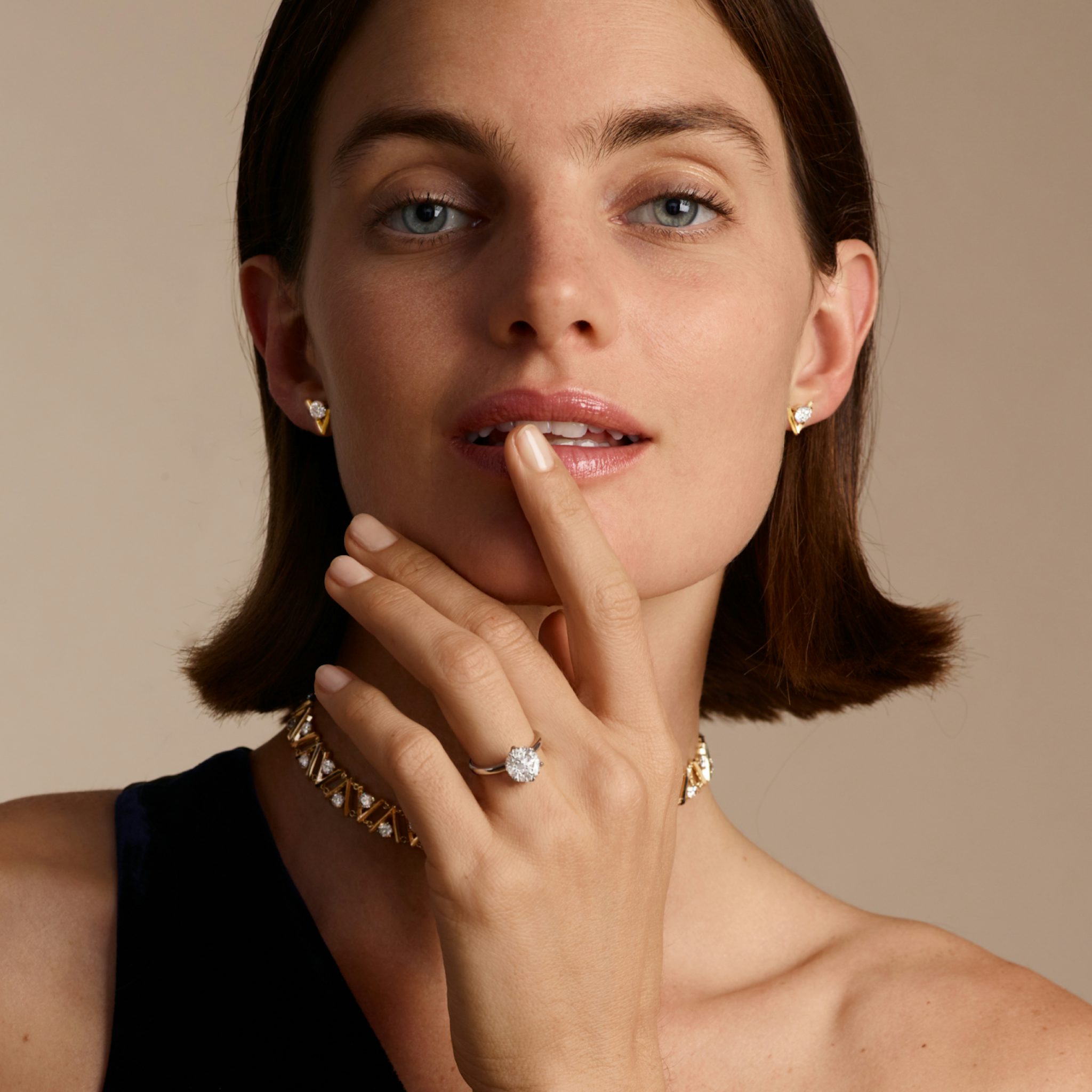 The V | Round Brilliant | 18k | Yellow Gold | bandAccent: Pavé | caratWeight: 1.0ct | diamondOrientation: vertical