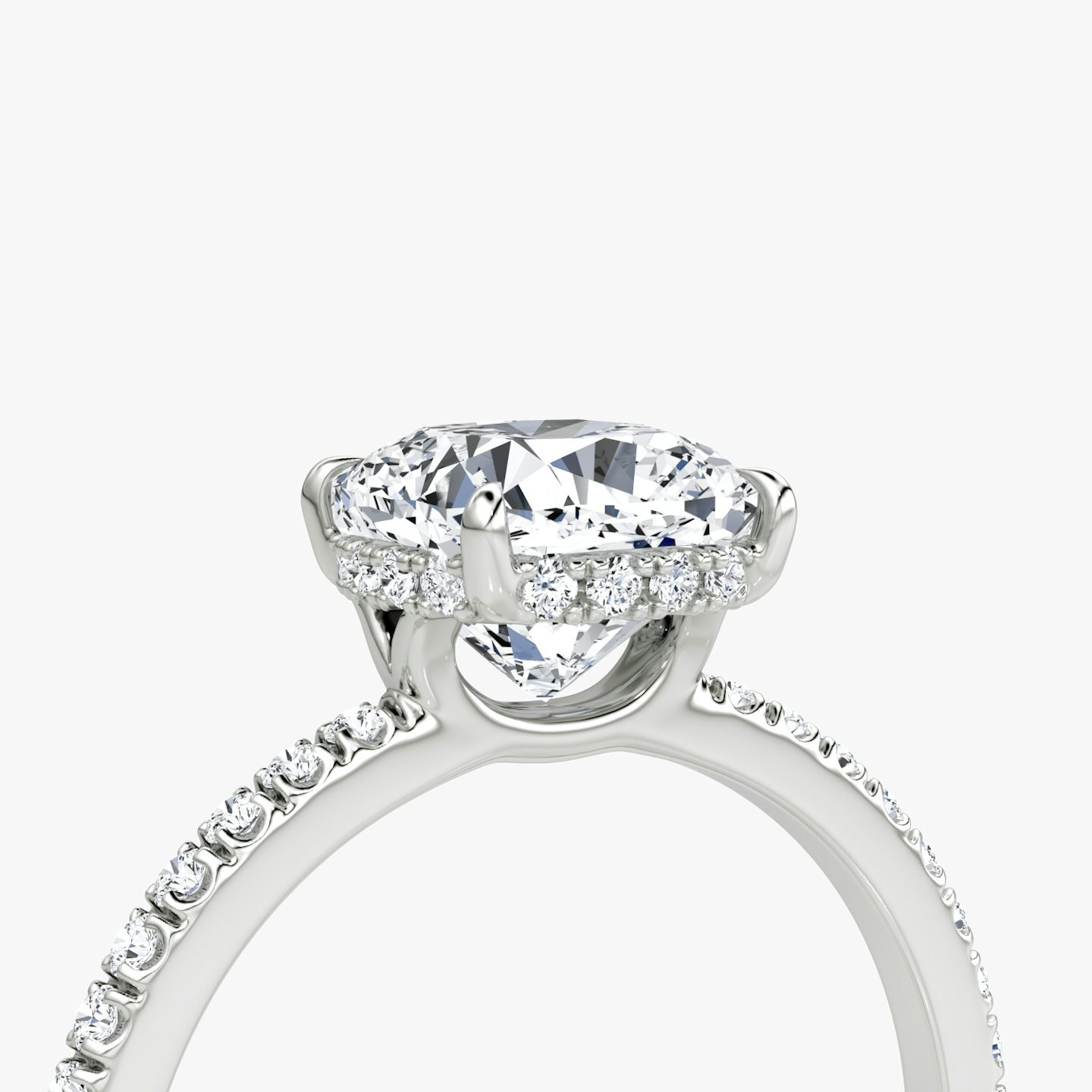 Anillo de compromiso Signature | Cojín | 18k | Oro blanco | bandAccent: Pavé | bandWidth: standard | hiddenHalo: yes | diamondOrientation: vertical | caratWeight: other