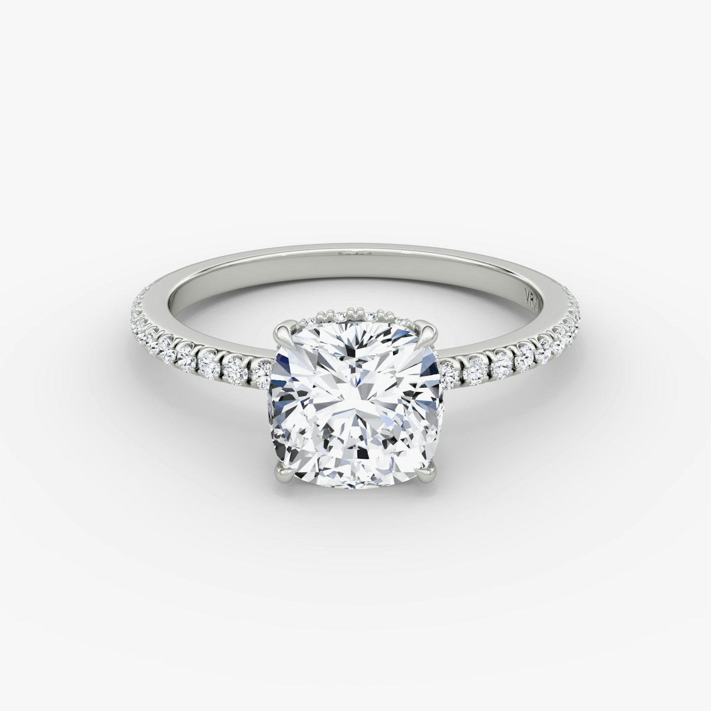 Anillo de compromiso Signature | Cojín | 18k | Oro blanco | bandAccent: Pavé | bandWidth: standard | hiddenHalo: yes | diamondOrientation: vertical | caratWeight: other
