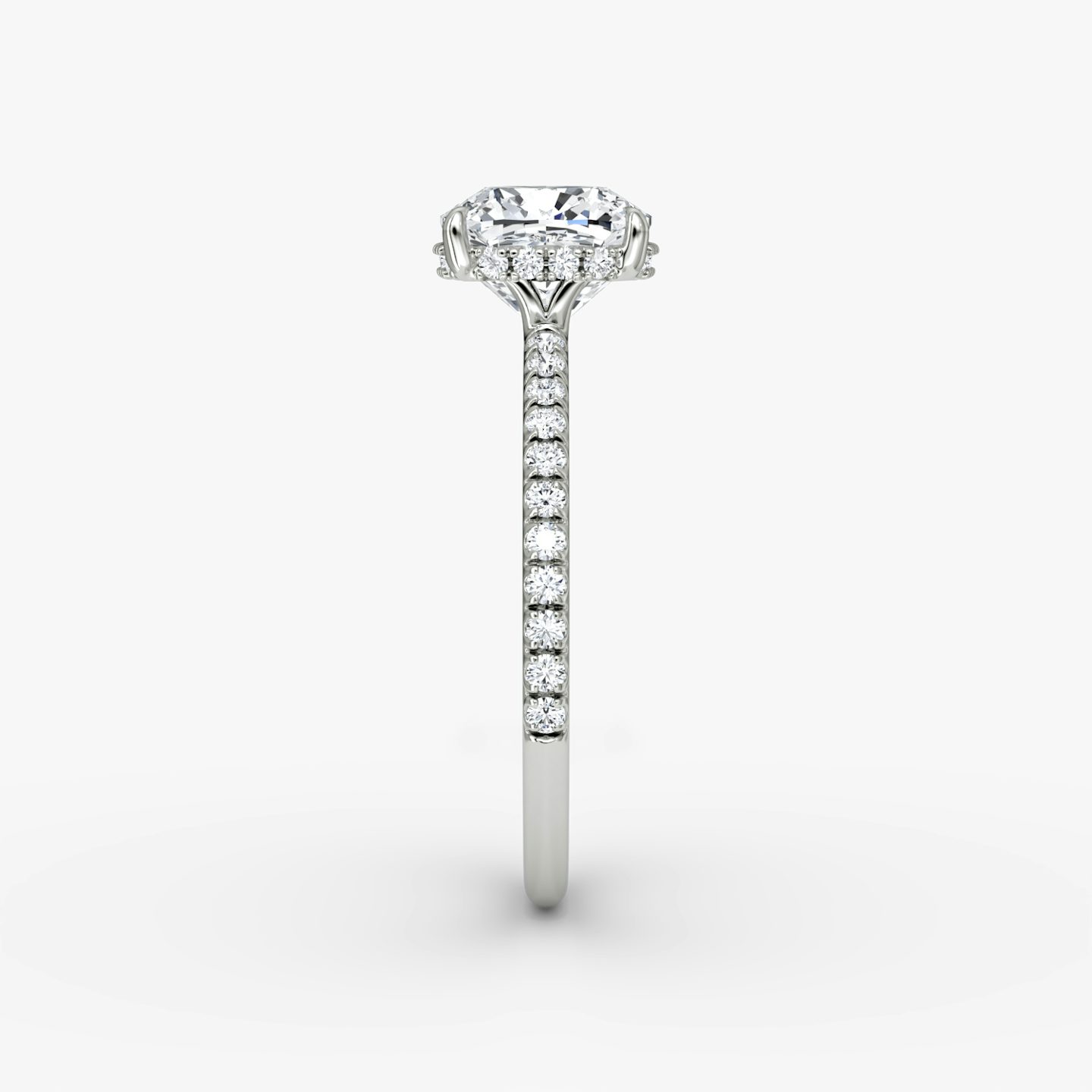 Anillo de compromiso Signature | Cojín | 18k | Oro blanco | bandAccent: Pavé | bandWidth: standard | hiddenHalo: yes | diamondOrientation: vertical | caratWeight: other