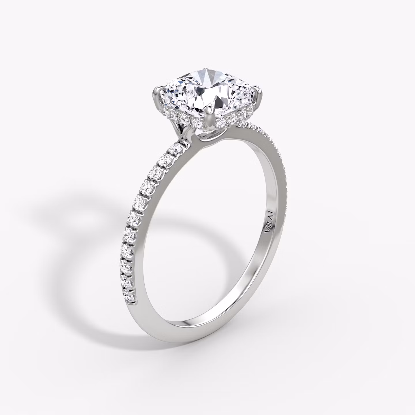 Anillo de compromiso Signature | Cojín | 18k | Oro blanco | bandAccent: Pavé | bandWidth: standard | hiddenHalo: yes | diamondOrientation: vertical | caratWeight: other