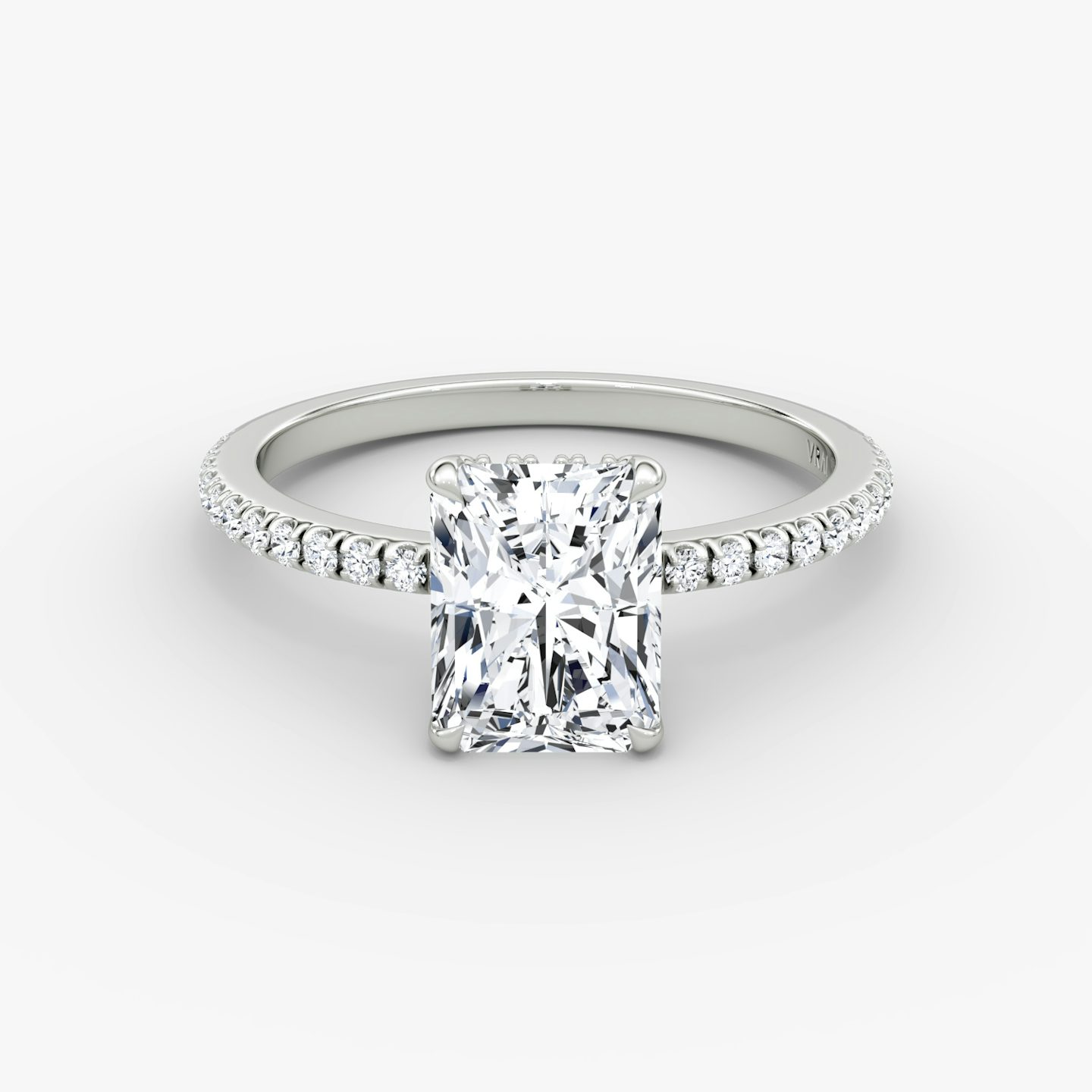 Signature | Radiant | Platin | bandAccent: Mit Pavé-Besatz | bandWidth: standard | hiddenHalo: yes | diamondOrientation: vertical | caratWeight: other