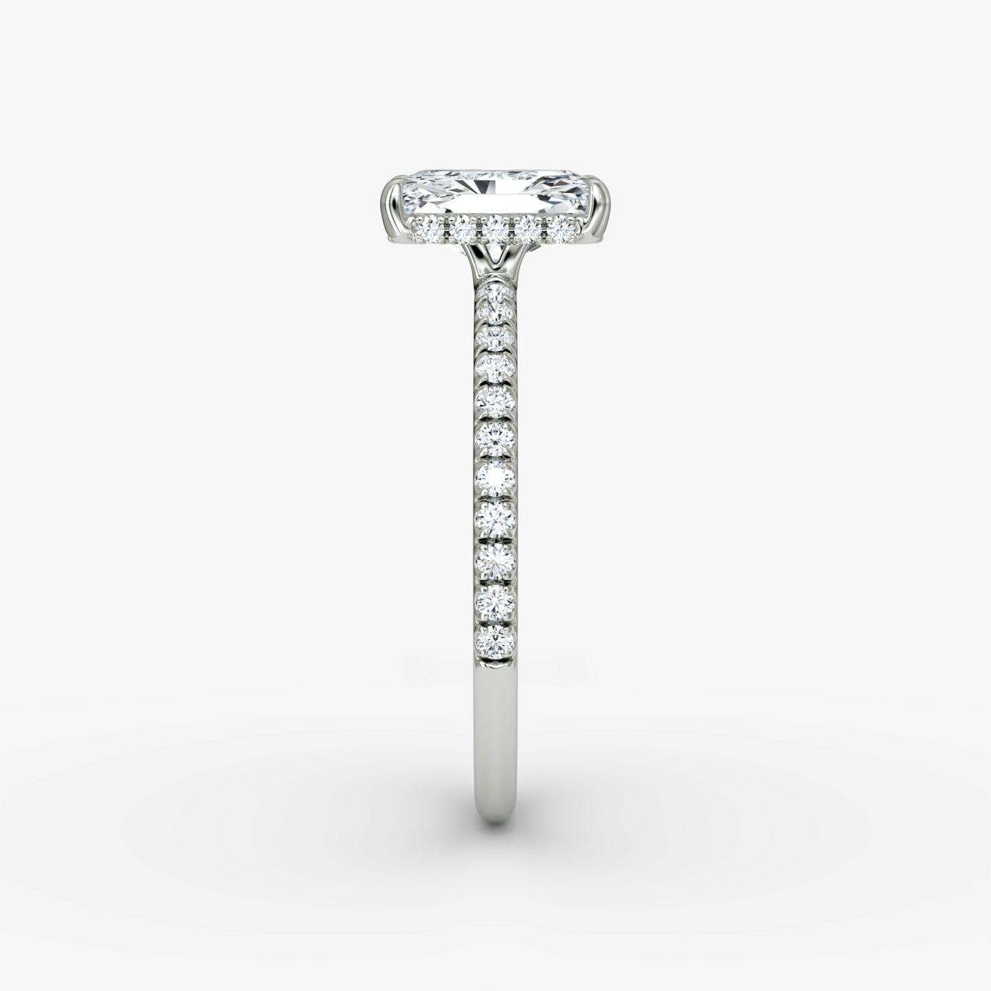 Signature | Radiant | Platin | bandAccent: Mit Pavé-Besatz | bandWidth: standard | hiddenHalo: yes | diamondOrientation: vertical | caratWeight: other
