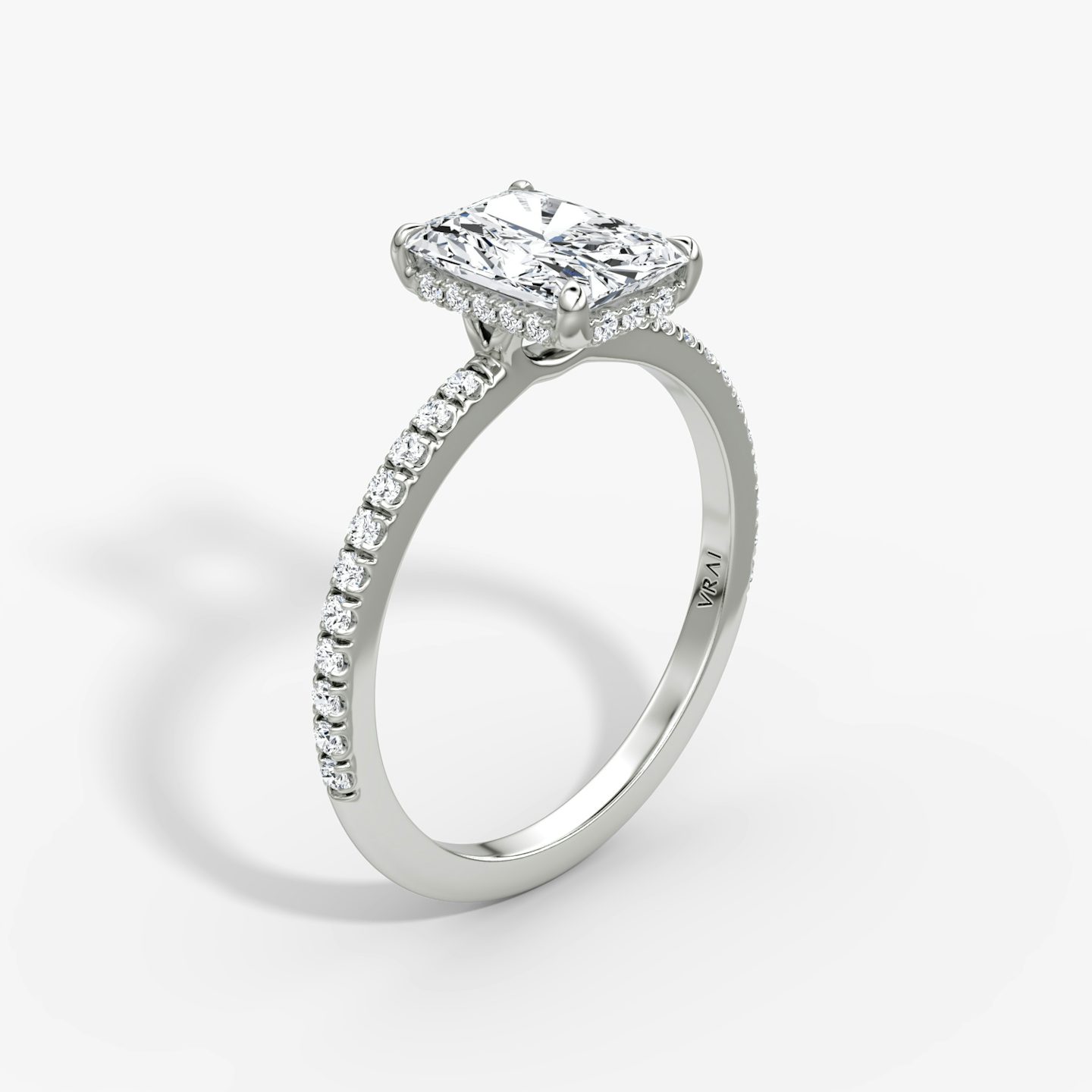 Signature | Radiant | Platin | bandAccent: Mit Pavé-Besatz | bandWidth: standard | hiddenHalo: yes | diamondOrientation: vertical | caratWeight: other