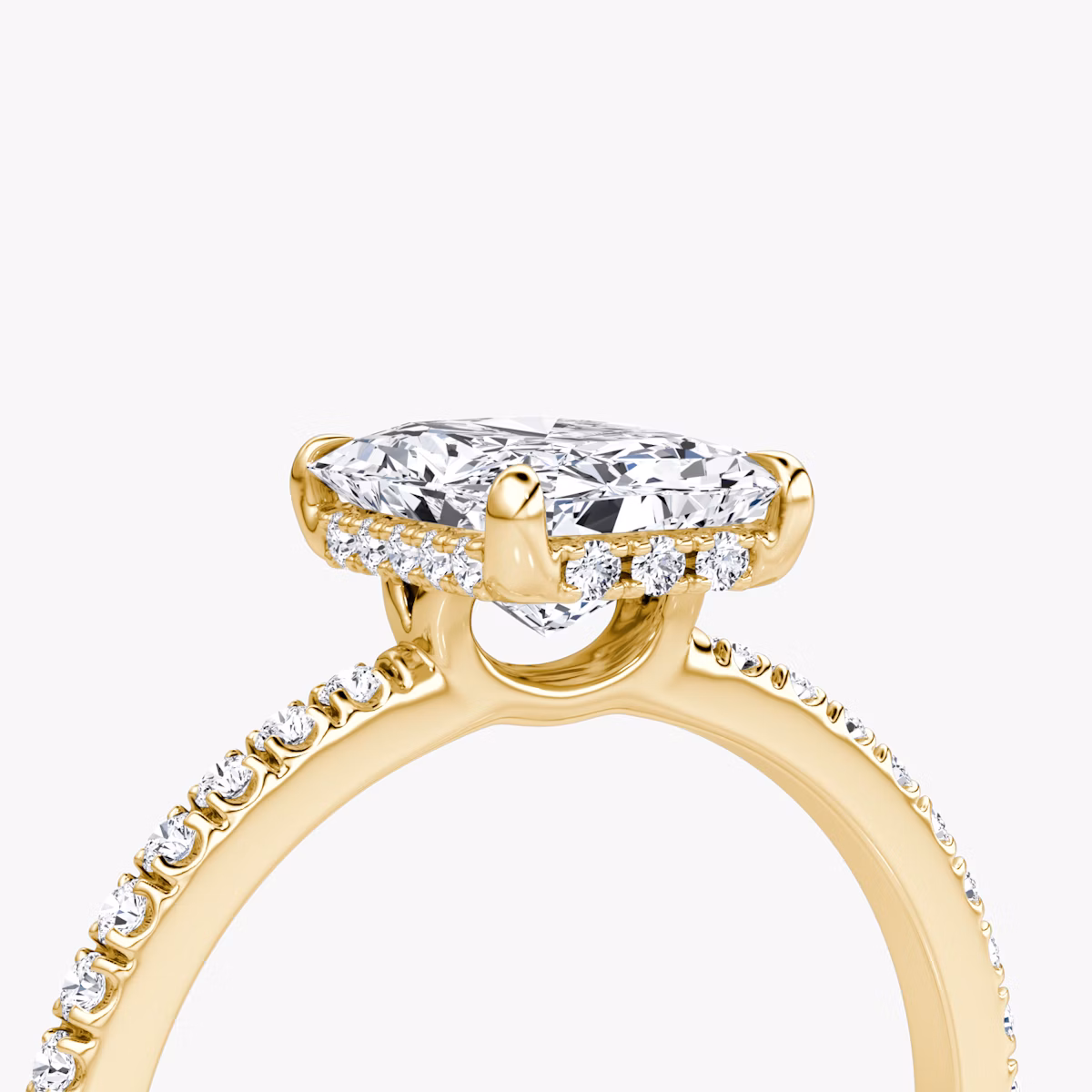 Anillo de compromiso Signature | Radiante | 18k | Oro amarillo | bandAccent: Pavé | bandWidth: standard | hiddenHalo: yes | diamondOrientation: vertical | caratWeight: other