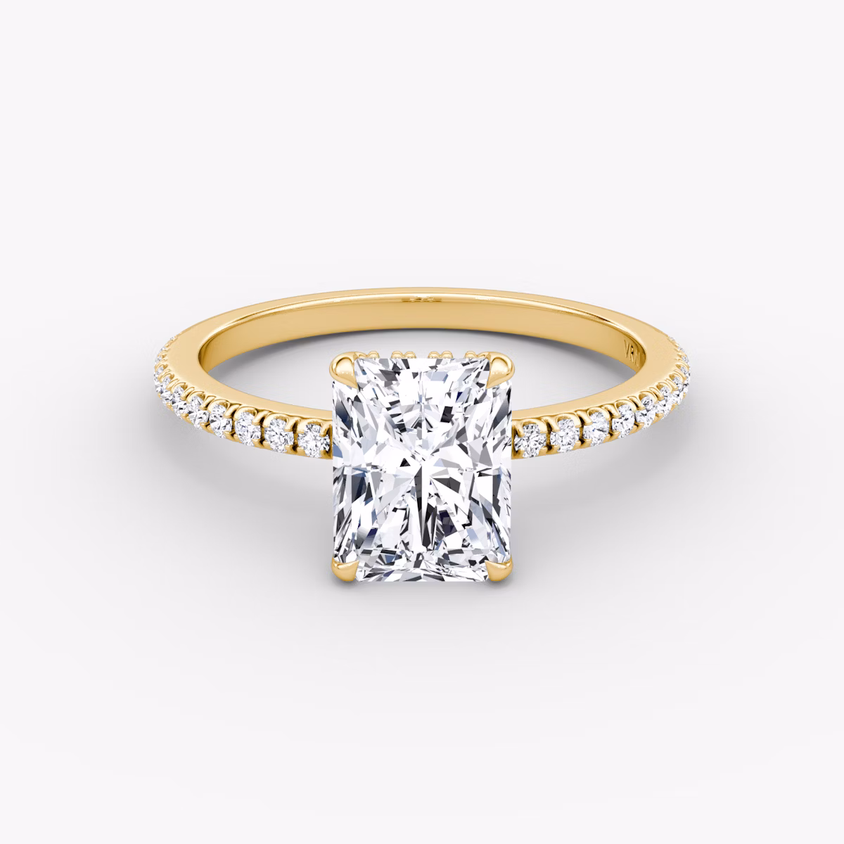 Anillo de compromiso Signature | Radiante | 18k | Oro amarillo | bandAccent: Pavé | bandWidth: standard | hiddenHalo: yes | diamondOrientation: vertical | caratWeight: other